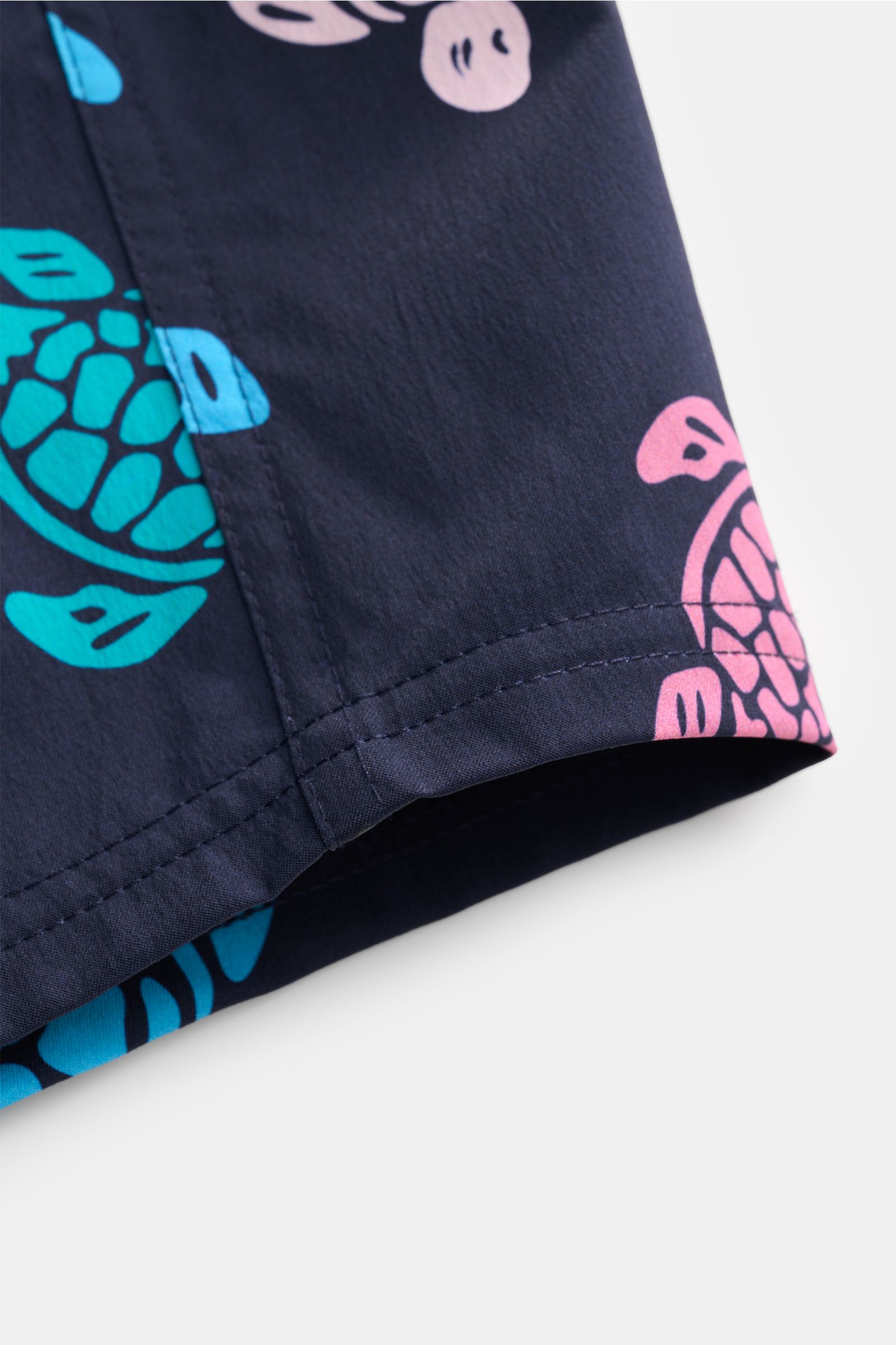 Vilebrequin Badeshorts 'Moorea' navy/blau/rosé gemustert, Detailaufnahme Saum und Print, hochwertige Microfaser, Regular Fit, elastischer Bund