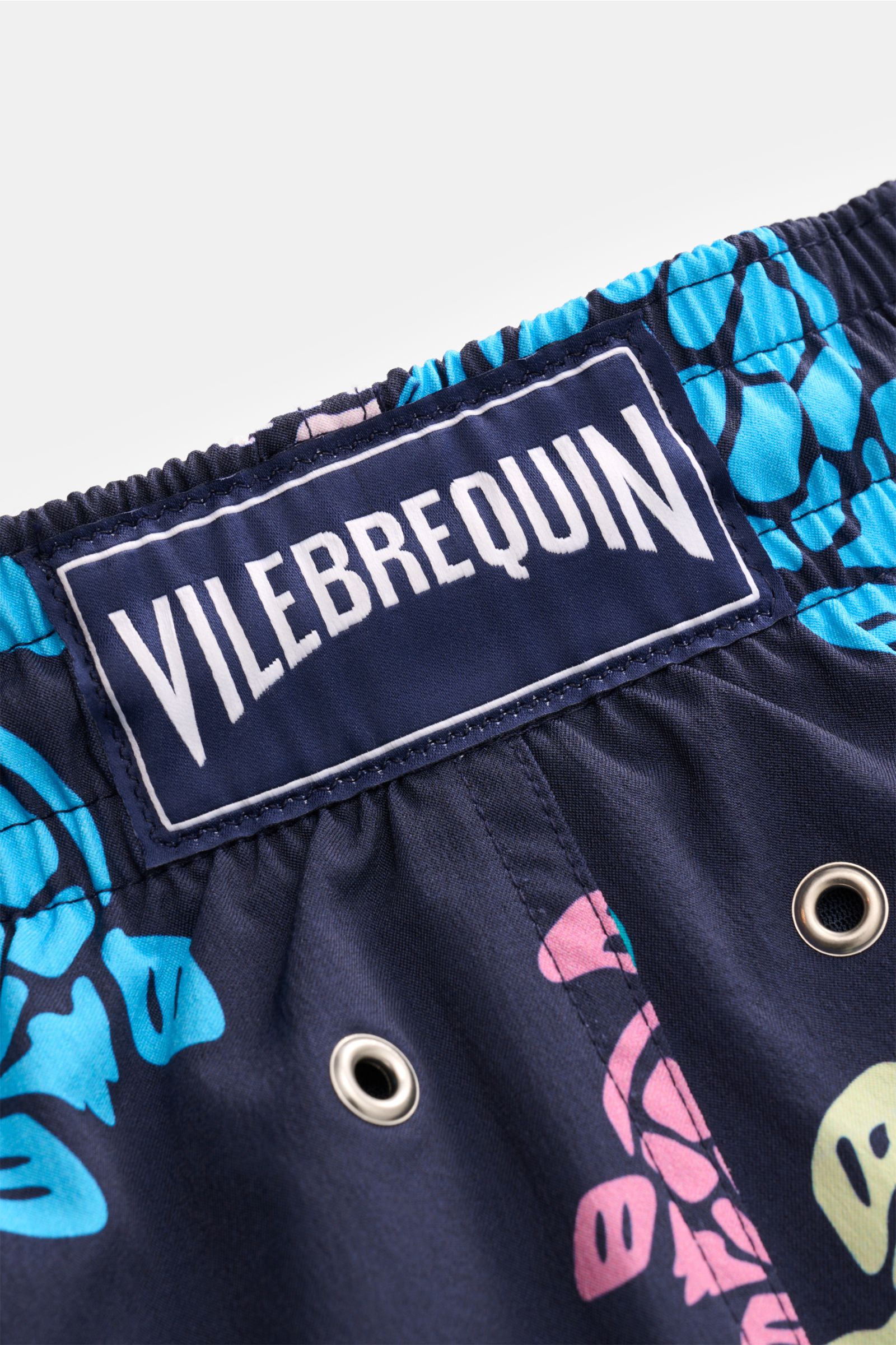 Vorderansicht der Vilebrequin Badeshorts 'Moorea' navy/blau/rosé gemustert aus hochwertiger Microfaser mit elastischem Bund, Tunnelzug und Entwässerungsösen.
