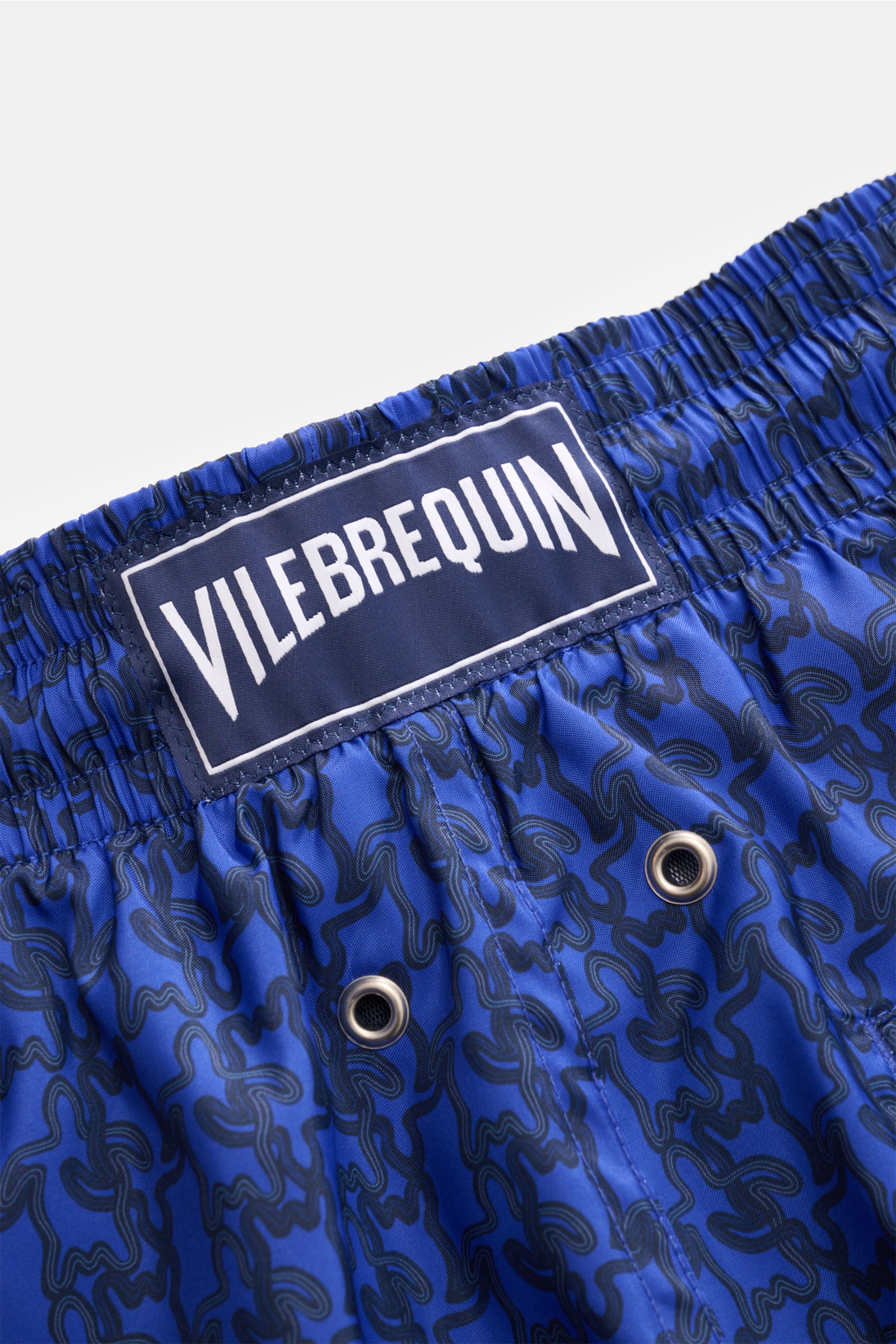 Vilebrequin Badeshorts 'Mahina' dunkelblau/schwarz gemustert, Detailaufnahme von hinten oben mit elastischem Bund, Vilebrequin-Label und Entwässerungsösen