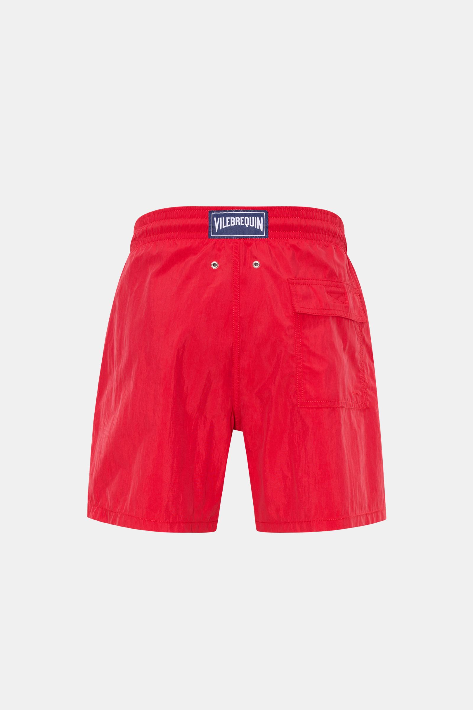 Rückansicht der Vilebrequin Badeshorts 'Moorea Magic' rot aus hochwertiger Microfaser mit elastischem Bund, Taschen und Wasser-Farbwechsel.