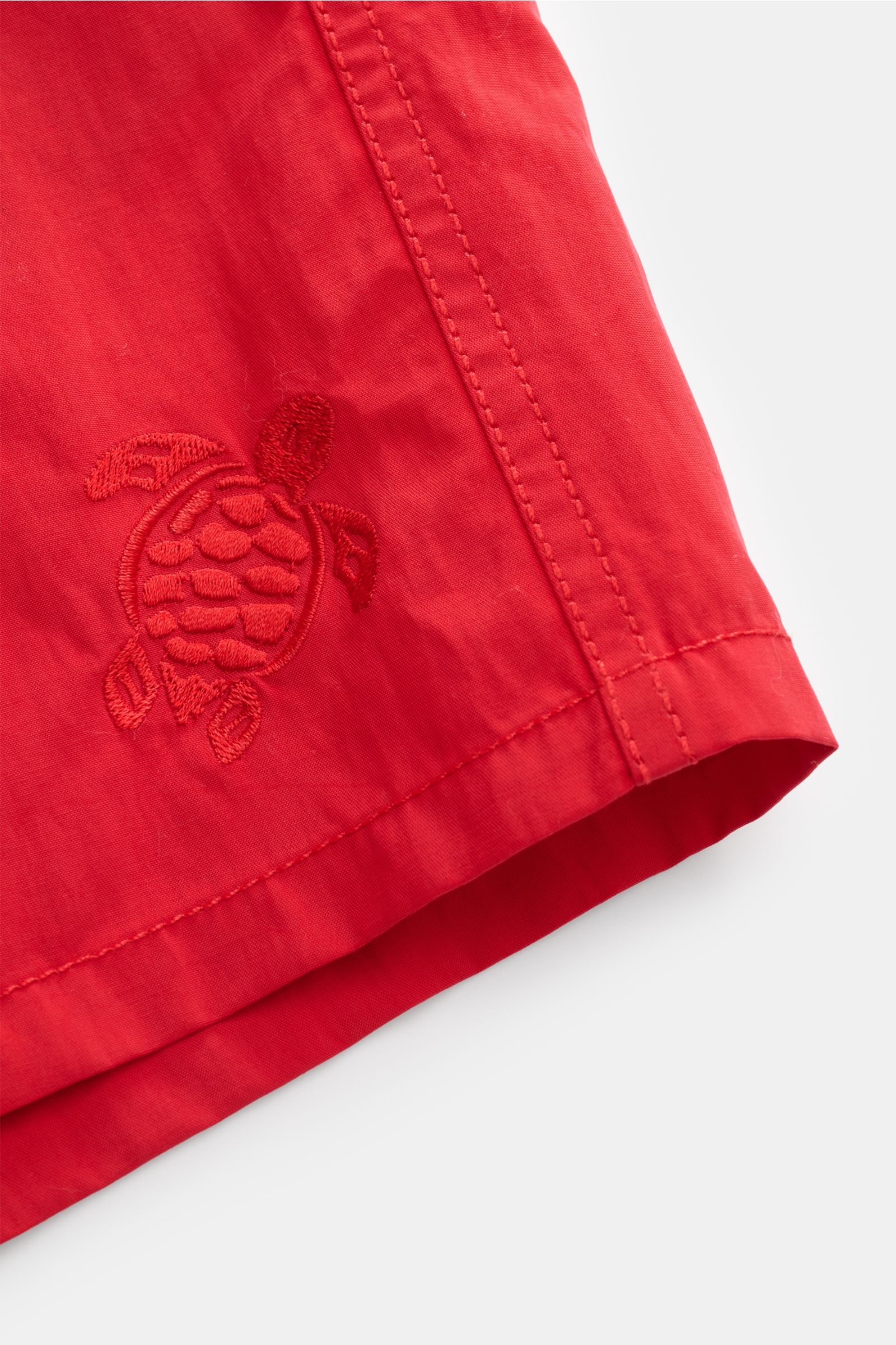 Vilebrequin Badeshorts 'Moorea Magic' rot, Detailaufnahme Saum mit tonalem Schildkröten-Stitching, hochwertige Microfaser, Regular Fit.