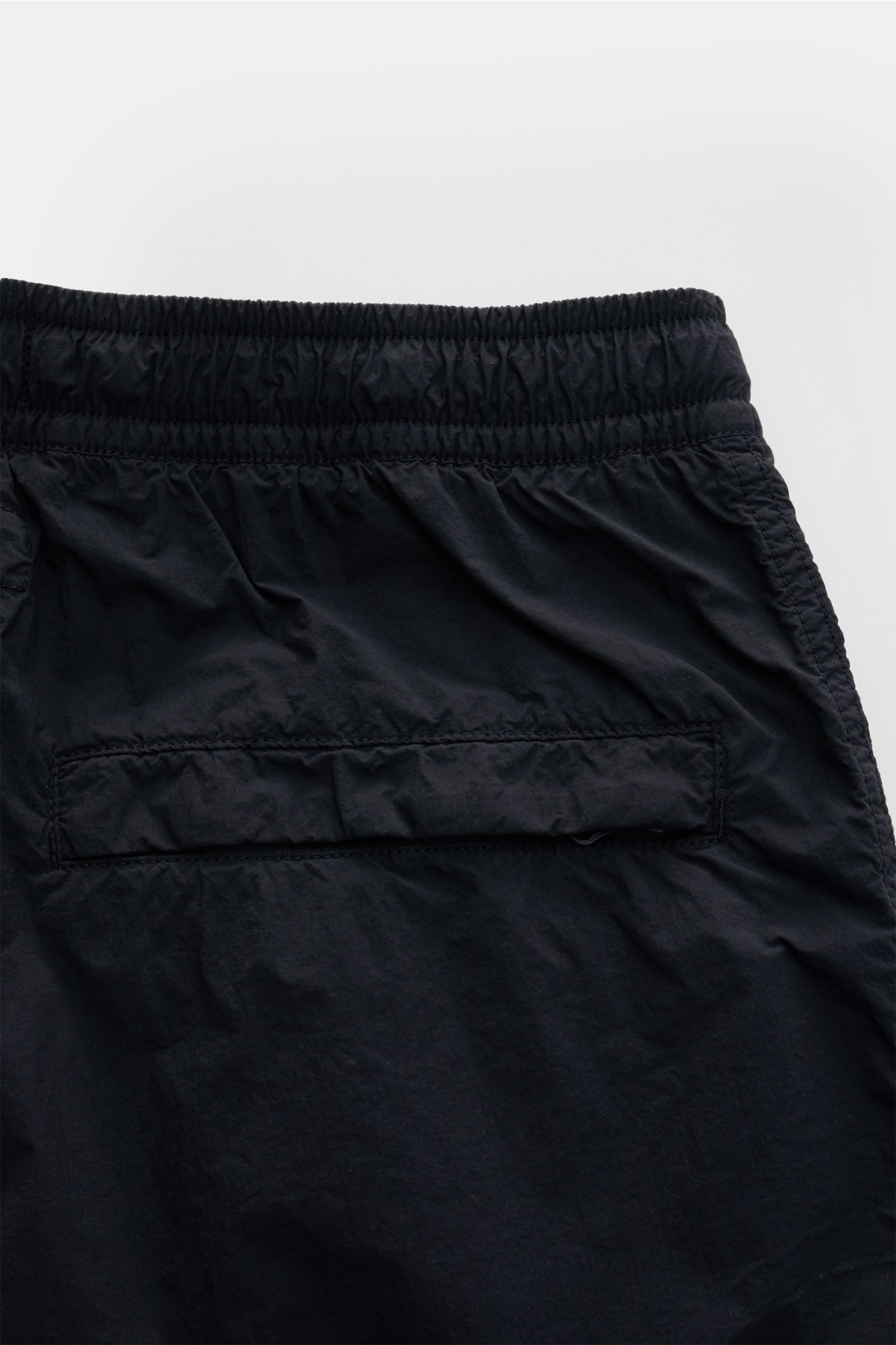 Stone Island Badeshorts 'Ghost Piece' dark navy, Rückansicht, monochrom, Regular Fit, elastischer Bund, französische Taschen, Zipper, Microfaser, griffig.