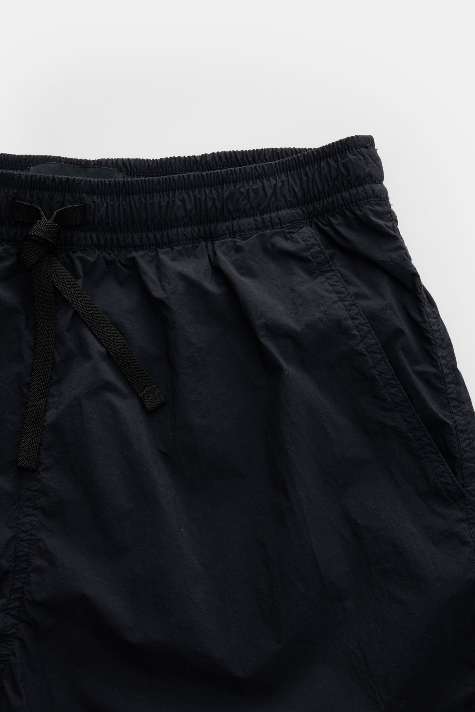 Stone Island Badeshorts 'Ghost Piece' dark navy aus hochwertiger Microfaser, Regular Fit, elastischem Bund mit Tunnelzug, seitlicher Tasche mit Zipper, frontal fotografiert.