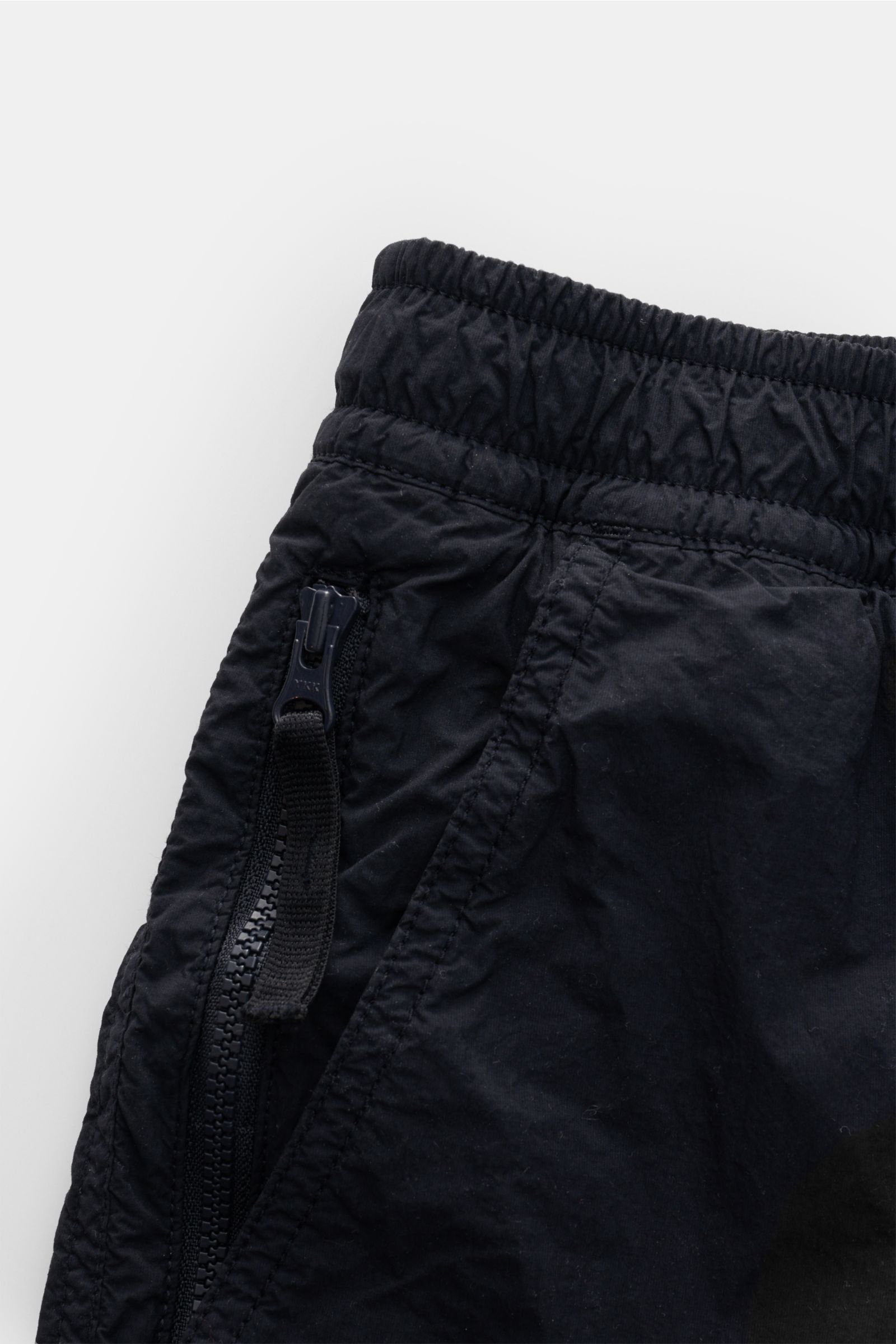 Stone Island Badeshorts 'Ghost Piece' dark navy, Detailfoto seitlich oben mit elastischem Bund, Zipper-Tasche, Mesh-Innenfutter, Microfaser, Regular Fit.