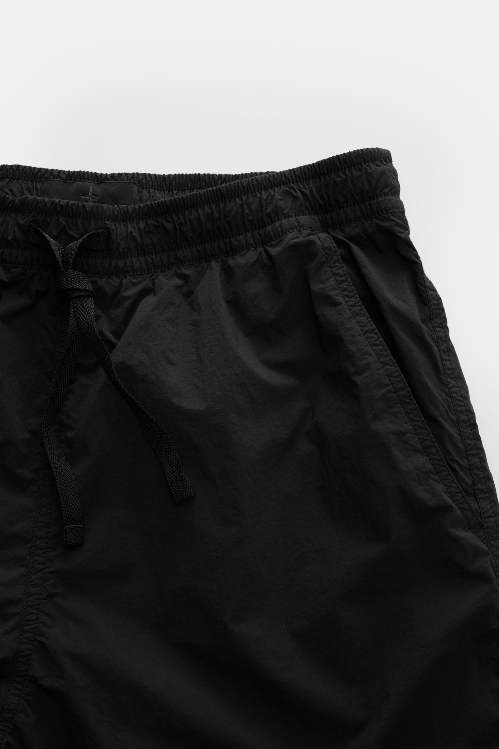 Stone Island Badeshorts 'Ghost Piece' schwarz, frontale Nahaufnahme, elastischer Bund mit Tunnelzug, französische Taschen, Microfaser, Regular Fit.