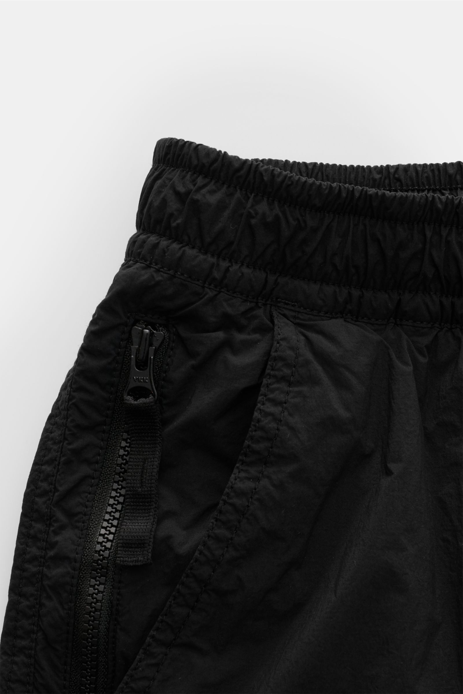 Stone Island Badeshorts 'Ghost Piece' schwarz, Nahaufnahme seitlich oben mit elastischem Bund, Reißverschlusstasche, Microfaser, Regular Fit.