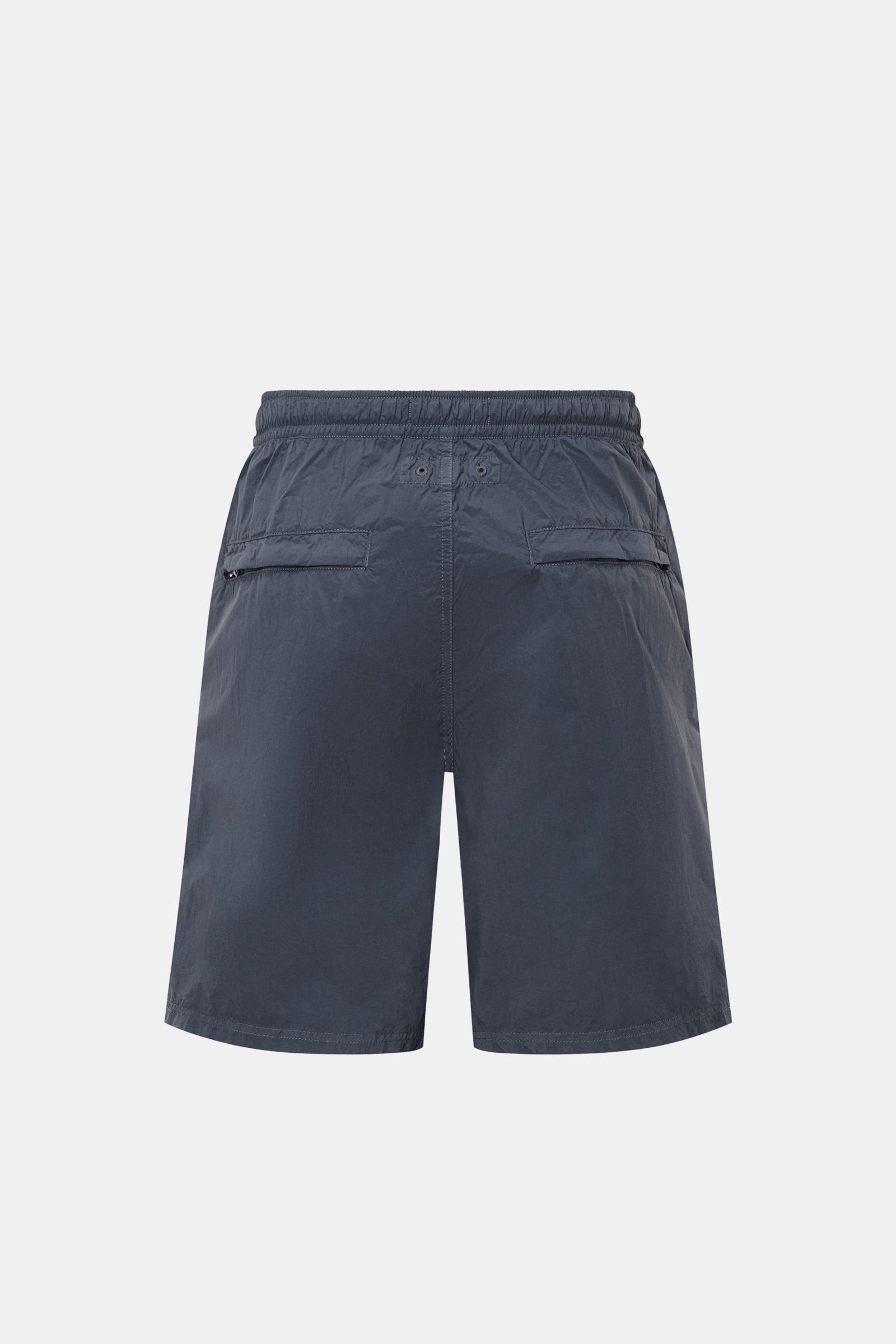 Rückansicht der graublauen Stone Island Badeshorts 'Ghost Piece' aus Microfaser mit elastischem Bund, Zipper-Taschen und Mesh-Innenfutter.