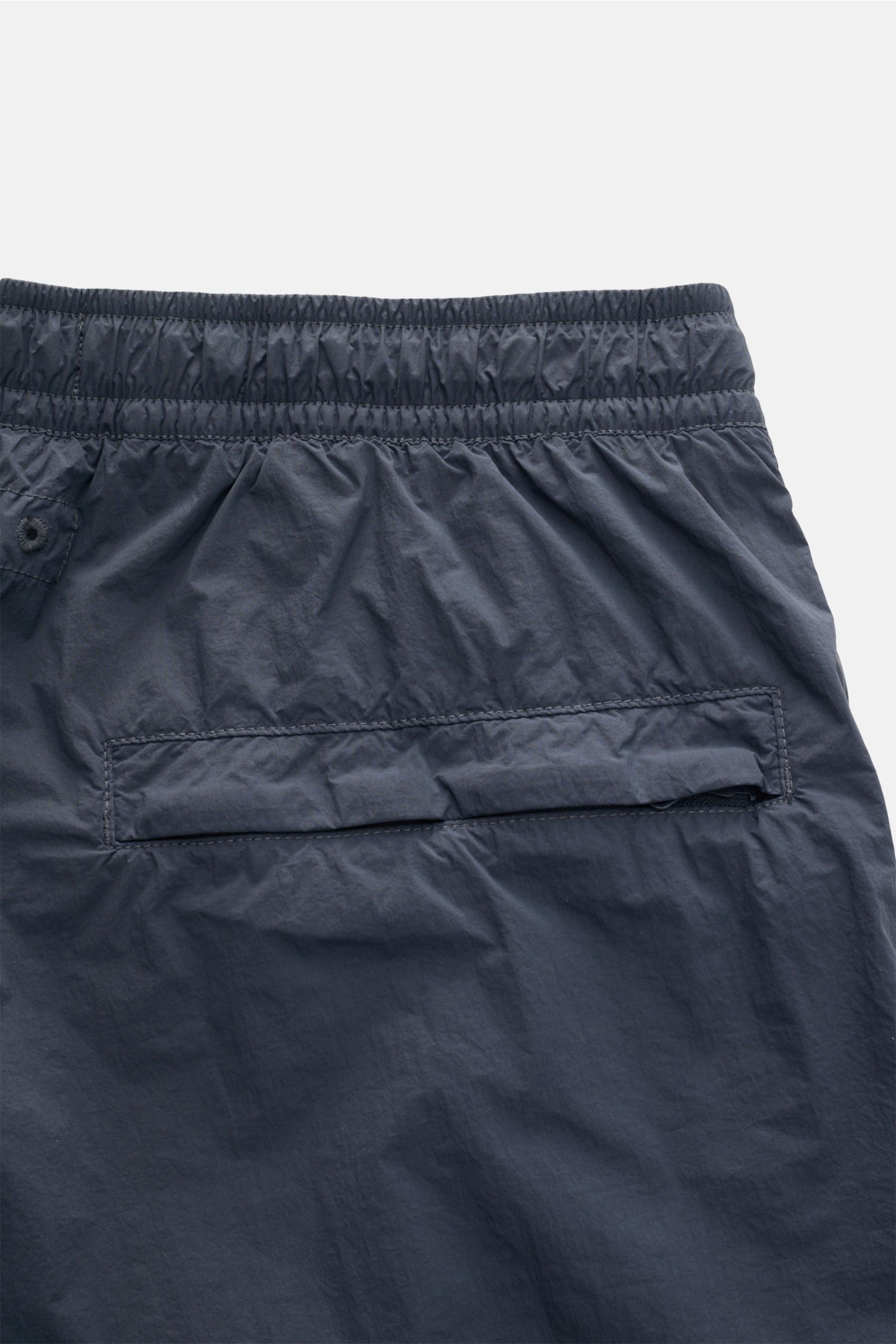 Stone Island Badeshorts 'Ghost Piece' graublau, Detailansicht von hinten oben, elastischer Bund, Seitentasche mit Zipper, Microfaser, Regular Fit.