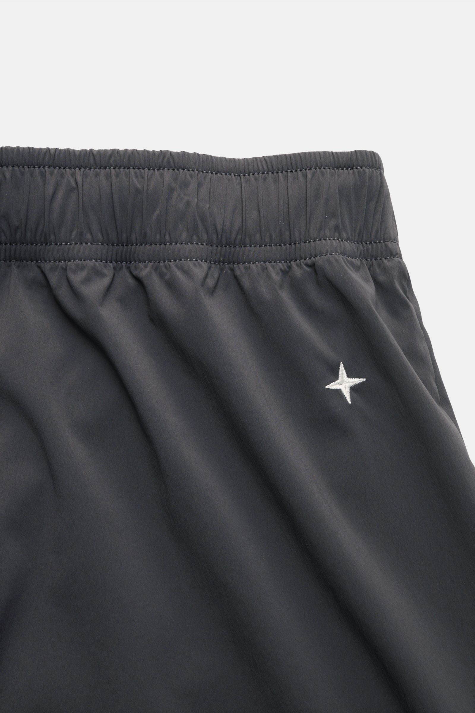 Stone Island Shorts 'Stellina' dunkelgrau aus leichter Microfaser, elastisch, mit elastischem Bund und Stern-Stitching, Nahaufnahme von vorne.