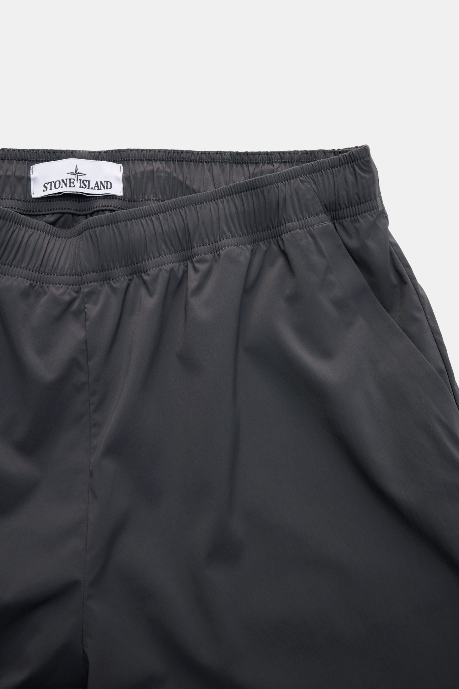 Stone Island Shorts 'Stellina' dunkelgrau, frontale Nahaufnahme, leichte Microfaser, elastischer Bund, französische Taschen, Stern-Stitching hinten.