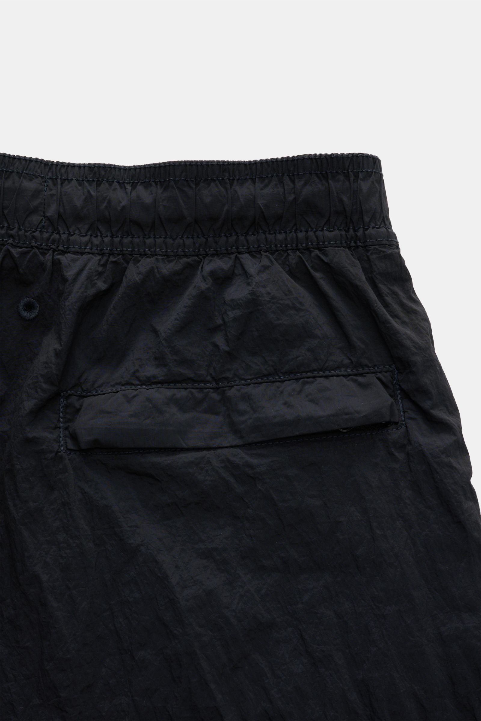 Stone Island Badeshorts dark navy, Rückansicht mit elastischem Bund, Gesäßtasche mit Zipper, recycelte Microfaser, Regular Fit.