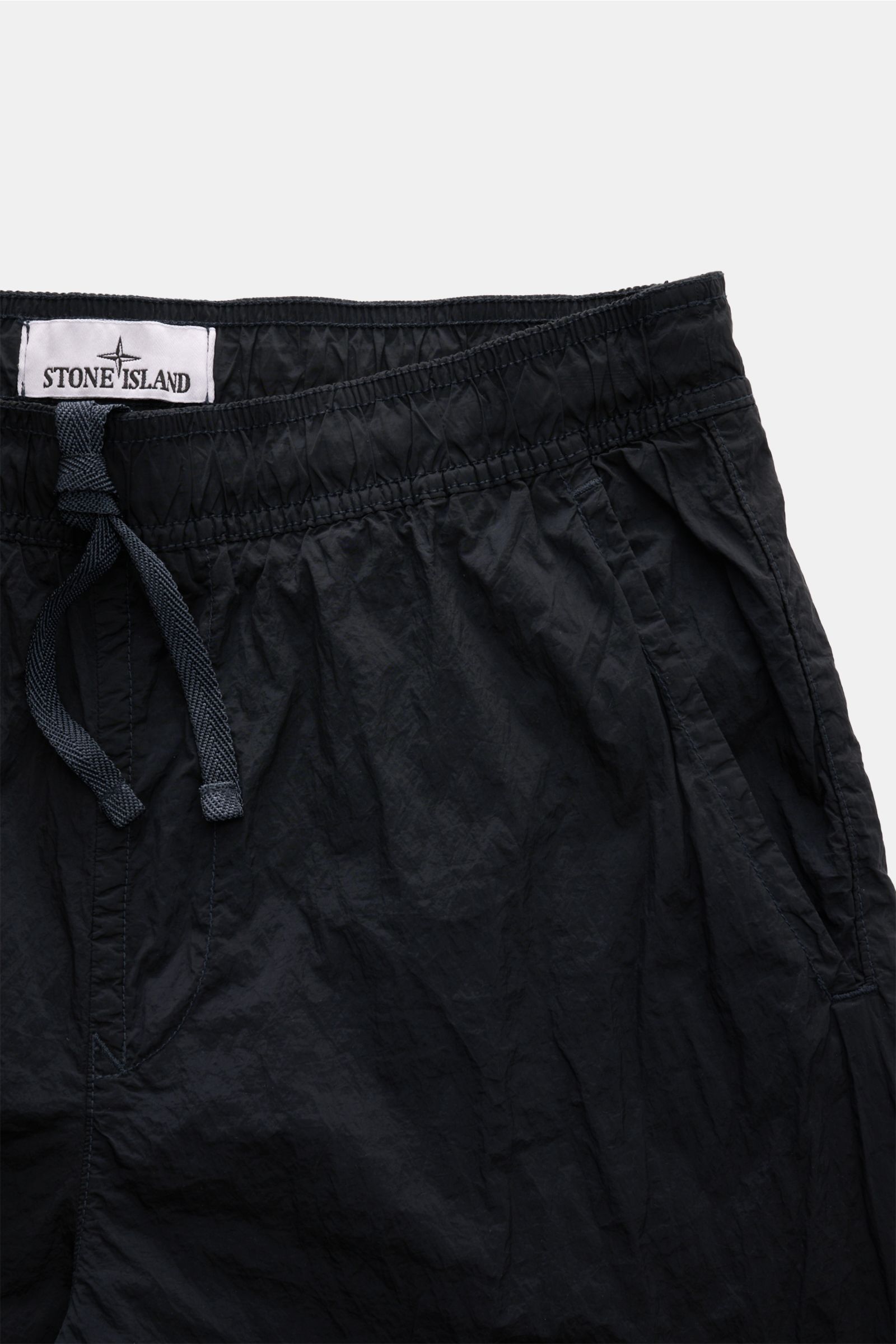 Stone Island Badeshorts dark navy, Frontansicht mit elastischem Bund, Tunnelzug, französischen Taschen, Mesh-Futter, recycelte Microfaser in Metall-Optik.