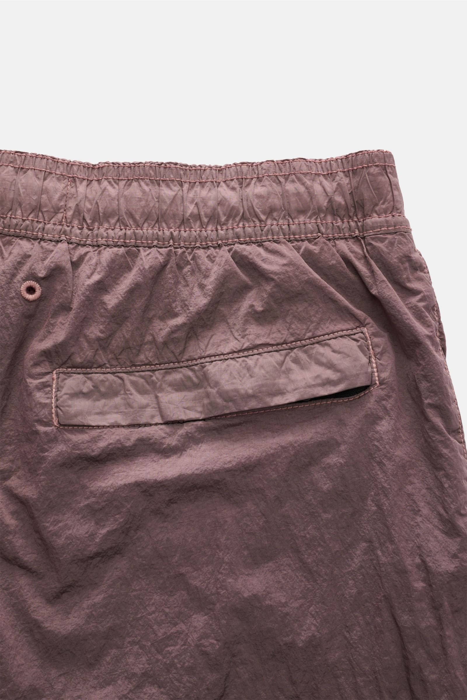 Stone Island Badeshorts altrosa in Nahaufnahme von hinten mit elastischem Bund, Gesäßtasche mit Zipper, recycelter Microfaser, Regular Fit.