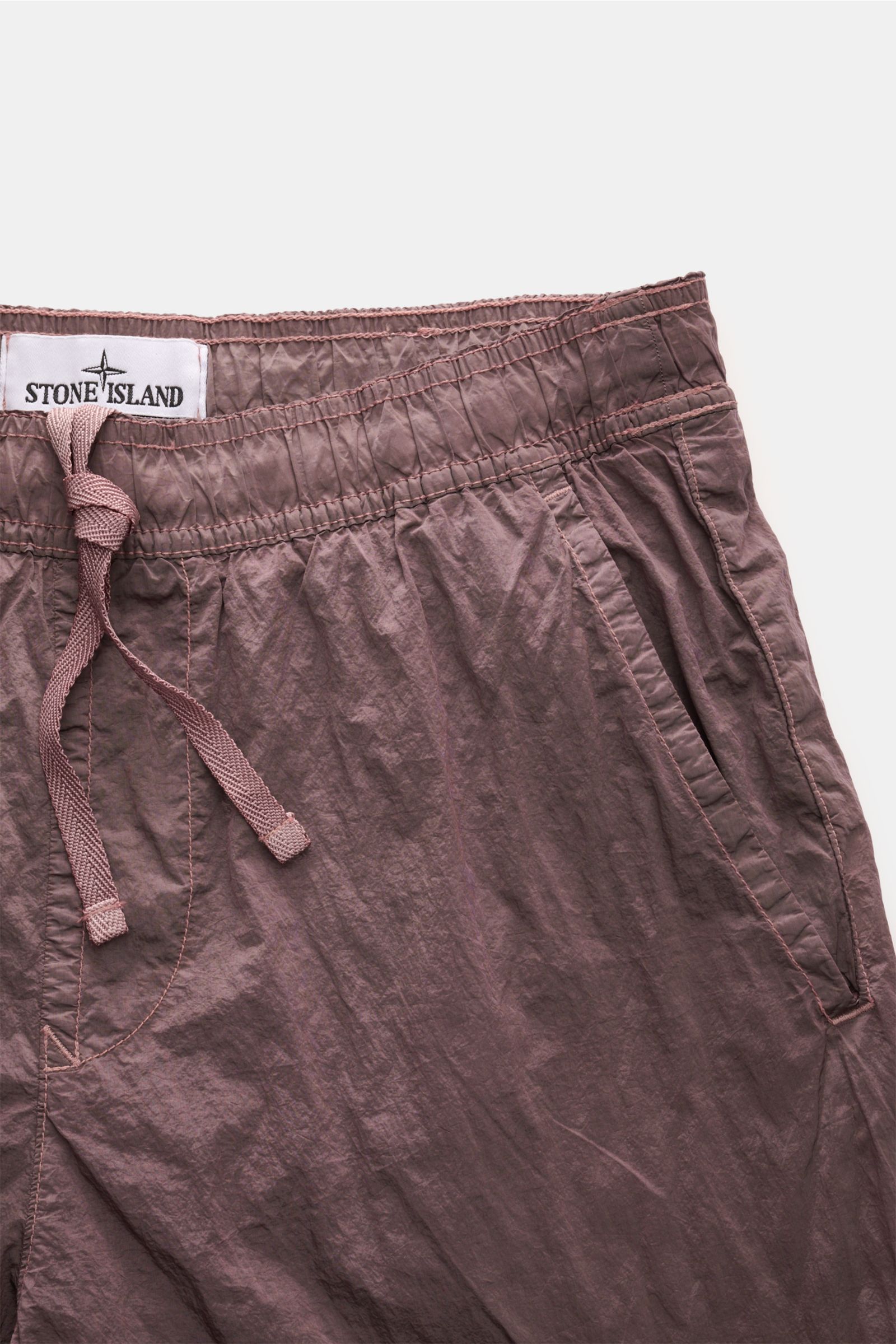 Stone Island Badeshorts altrosa aus recycelter Microfaser, Regular Fit mit elastischem Bund, Tunnelzug, Taschen und Mesh-Futter, Nahaufnahme von oben.