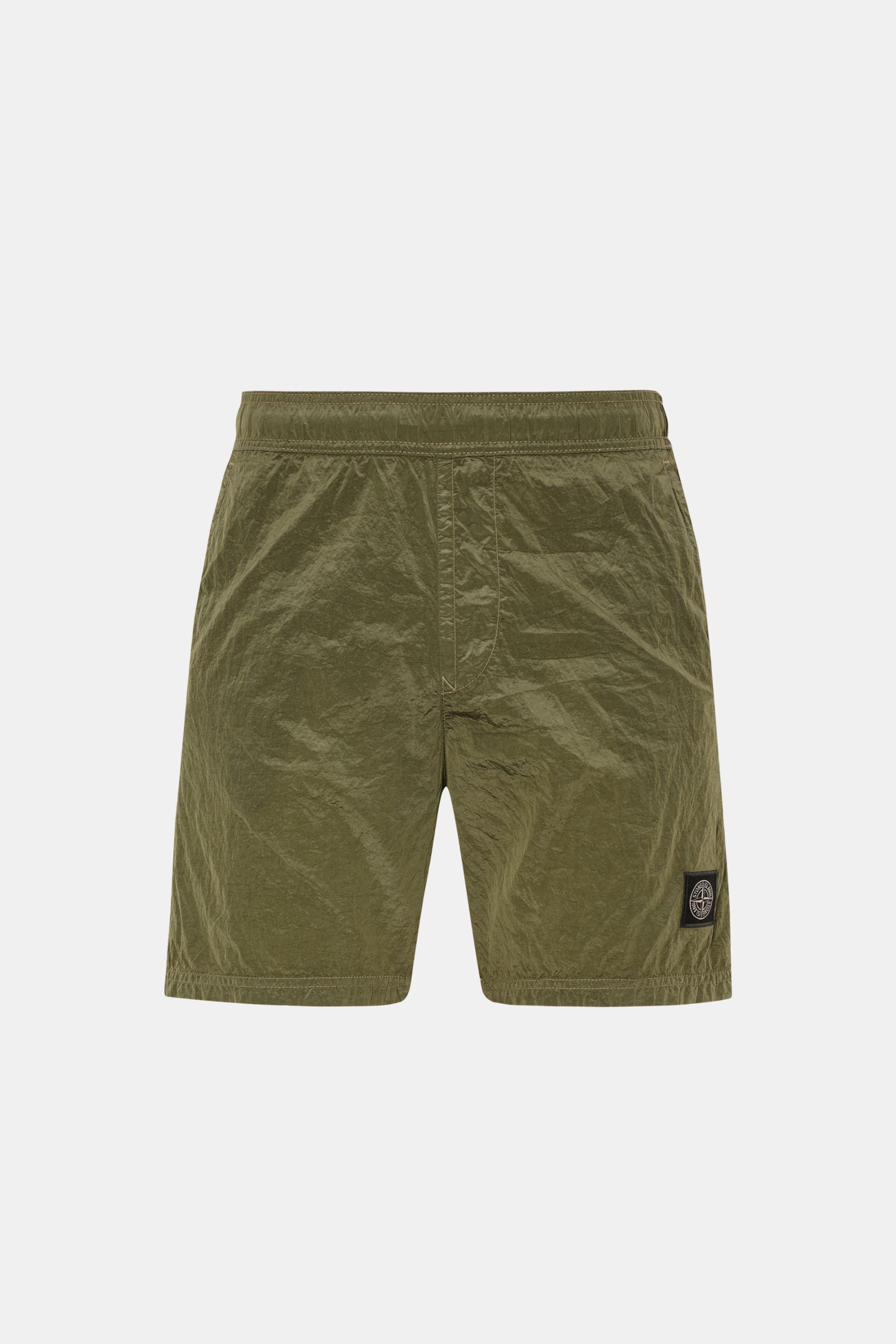 Stone Island Badeshorts oliv in Frontansicht, Regular Fit, recycelte Microfaser, elastischer Bund, Mesh-Innenfutter, Gesäßtasche mit Zipper.