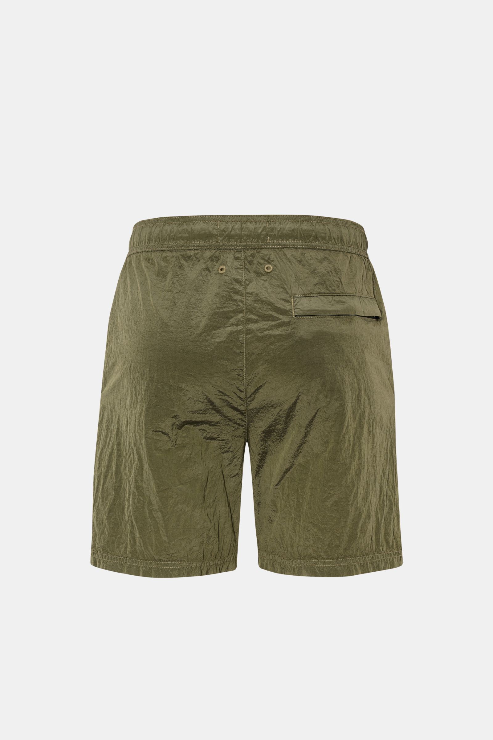 Stone Island Badeshorts oliv, Rückansicht, Regular Fit mit elastischem Bund, recycelte Microfaser, glatte Metall-Optik, Gesäßtasche mit Zipper.