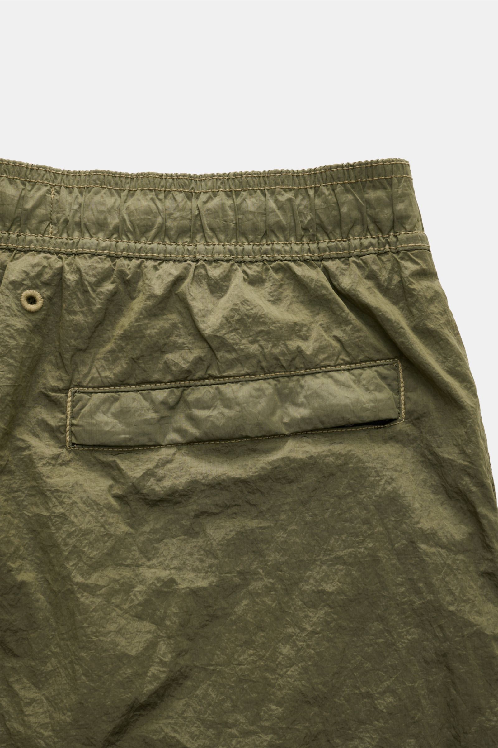 Stone Island Badeshorts oliv, Rückansicht, recycelte Microfaser, elastischer Bund, Gesäßtasche mit Zipper, Regular Fit, griffige Metall-Optik.