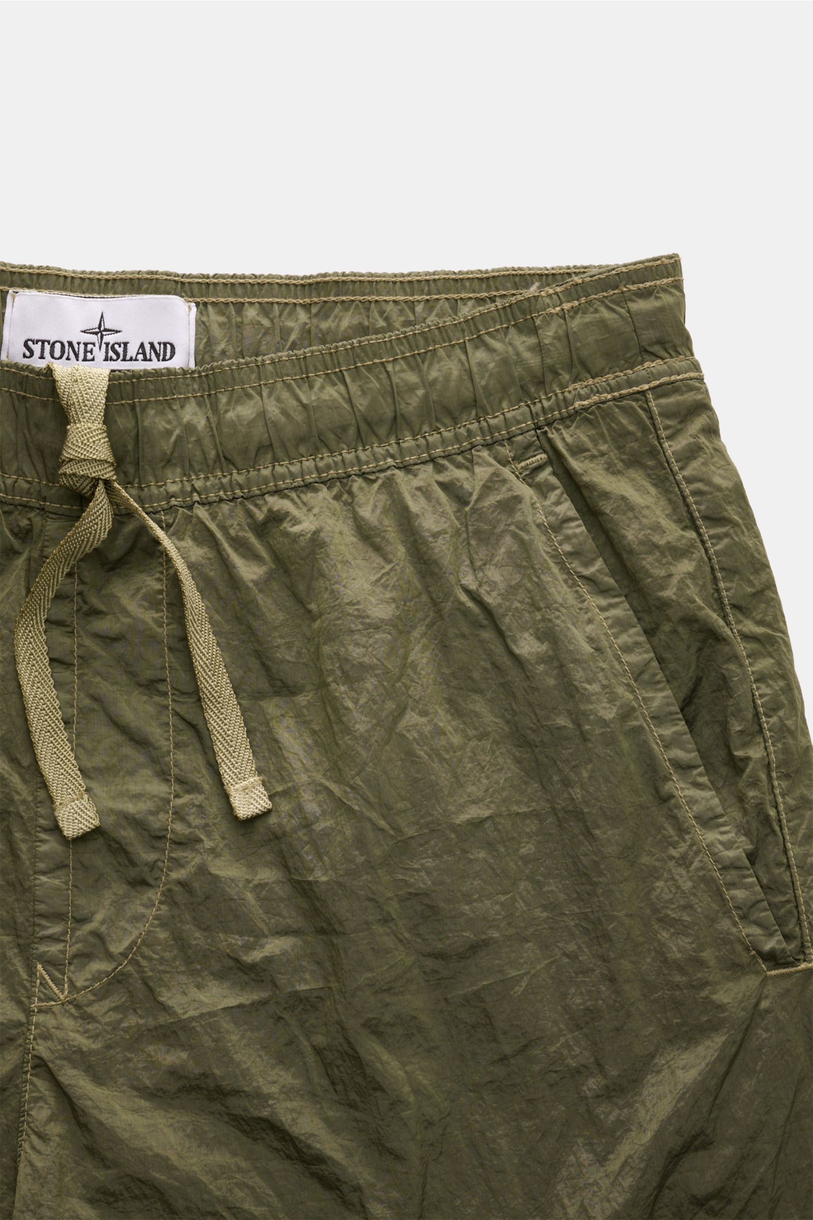 Stone Island Badeshorts oliv aus recycelter Microfaser in Metall-Optik, Regular Fit, elastischer Bund mit Tunnelzug, französische Taschen, Detailansicht oben.
