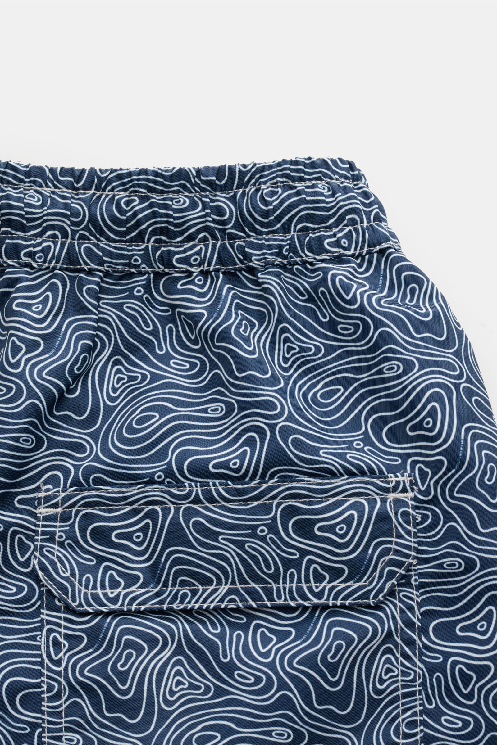 Nahaufnahme der Rückseite der 04651/ A trip in a bag Badeshorts 'Seamap' navy/weiß gemustert mit elastischem Bund und Pattentasche.