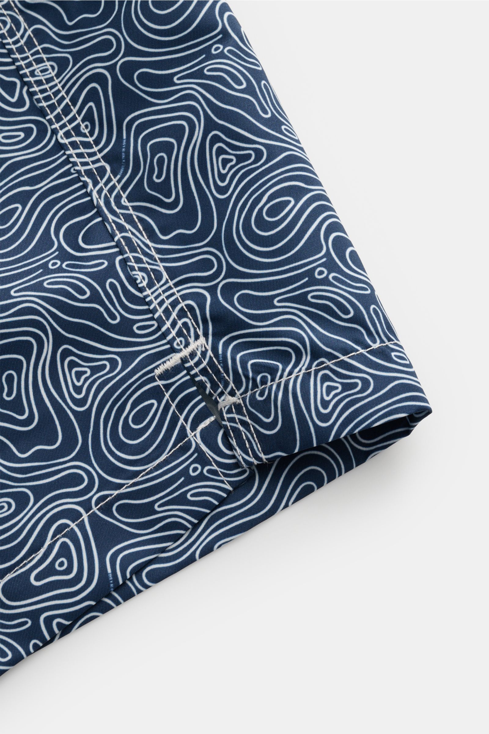 04651/ A trip in a bag Badeshorts 'Seamap' navy/weiß gemustert, Detailansicht Saum mit kurzen Schlitzen, schnelltrocknende Microfaser.