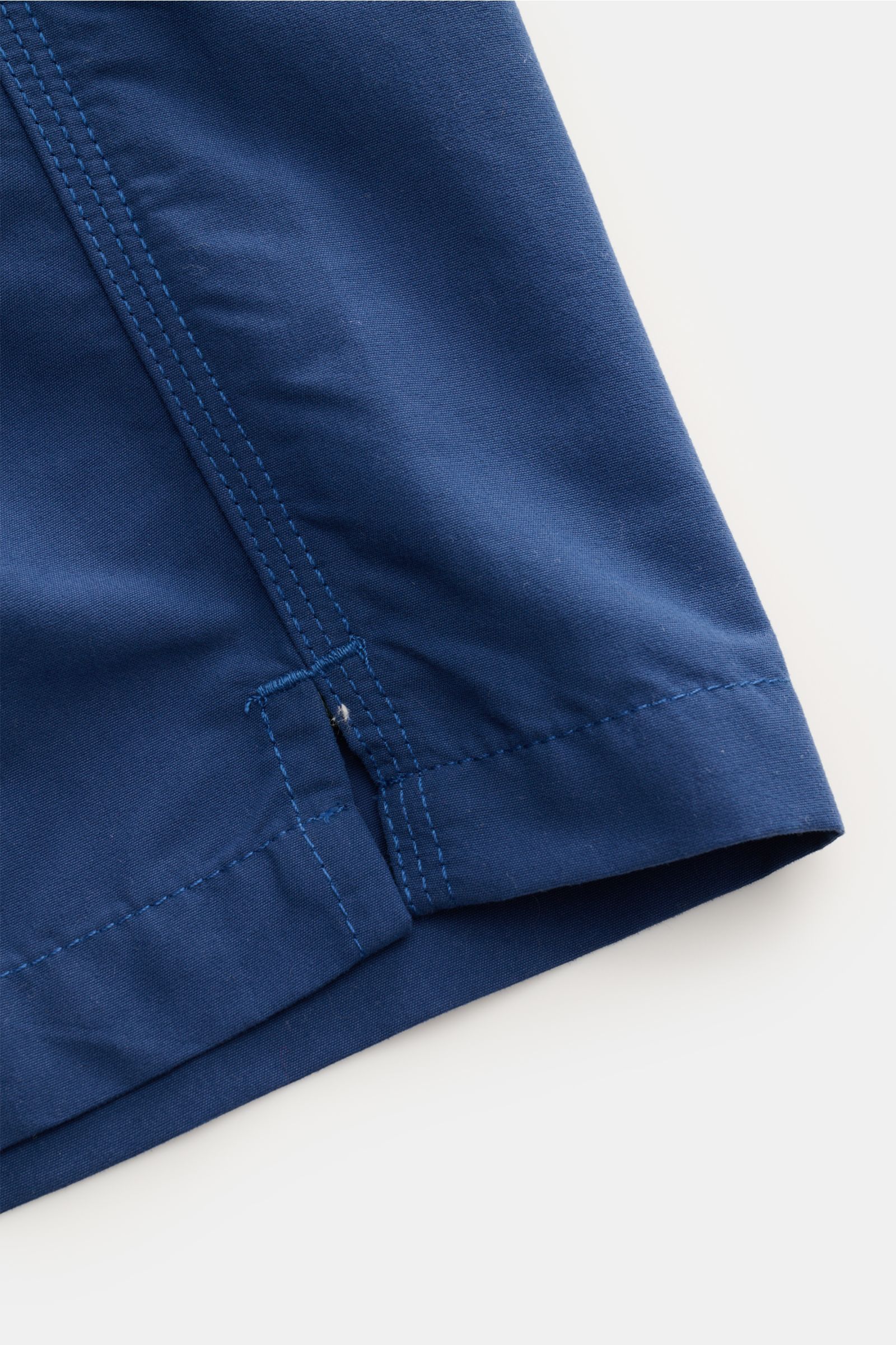 04651/ A trip in a bag Badeshorts 'Plain Swim' dunkelblau, Detailansicht Saum und Kontrast-Stitching, schnelltrocknende Microfaser, Regular Fit.