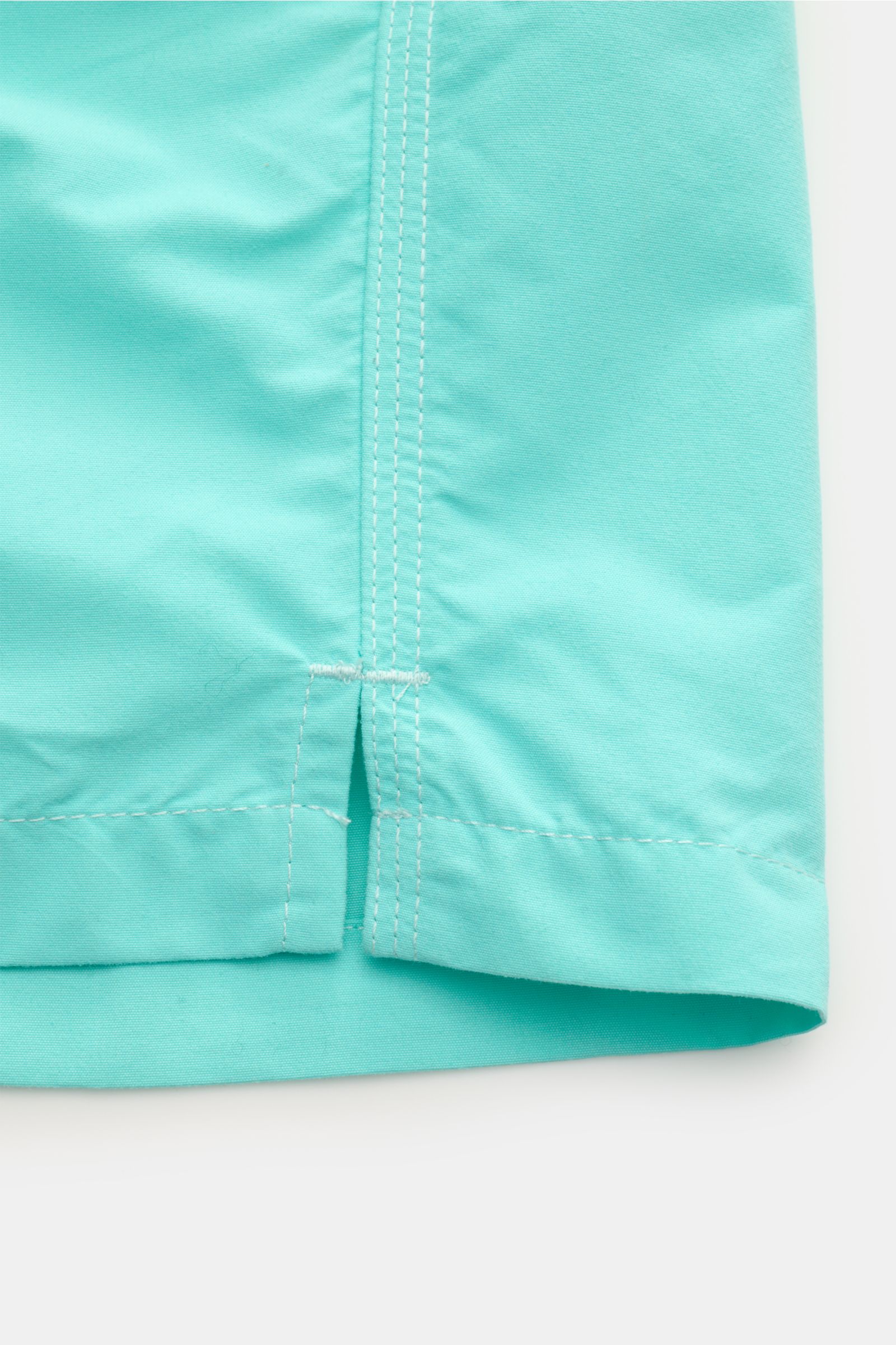 04651/ A trip in a bag Badeshorts 'Plain Swim' türkis, Detailansicht Saum mit Kontrast-Stitching, schnelltrocknende Microfaser, Regular Fit, Bund mit Tunnelzug, Taschen, Mesh-Innenfutter.