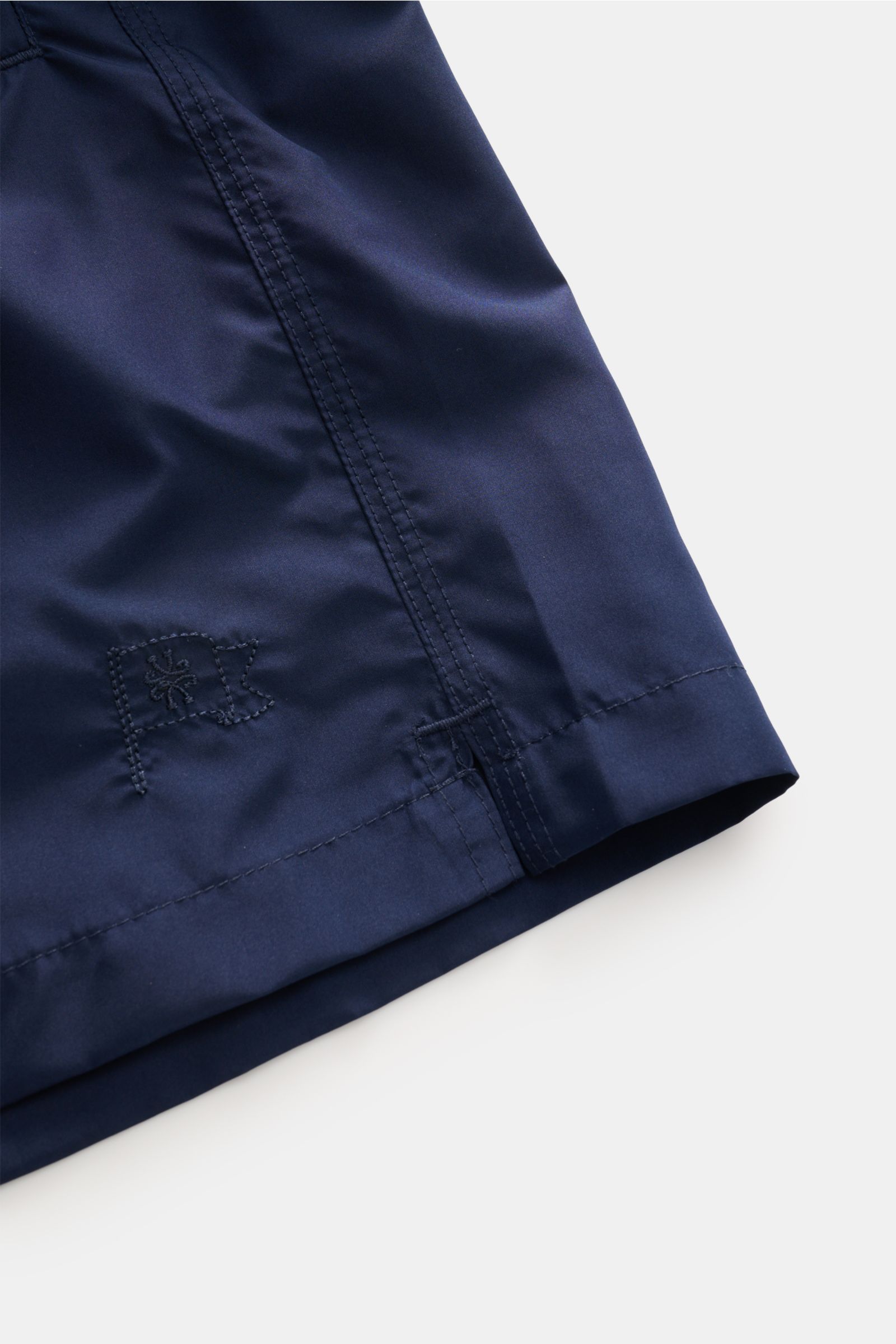 Alt tag (max 125 characters): Close-up side view of Jacob Cohen Swim shorts navy in lightweight microfibre with detailed stitching and subtle logo.

Description:  
Lightweight in your luggage: These swim shorts from JACOB COHEN, made from lightweight, 