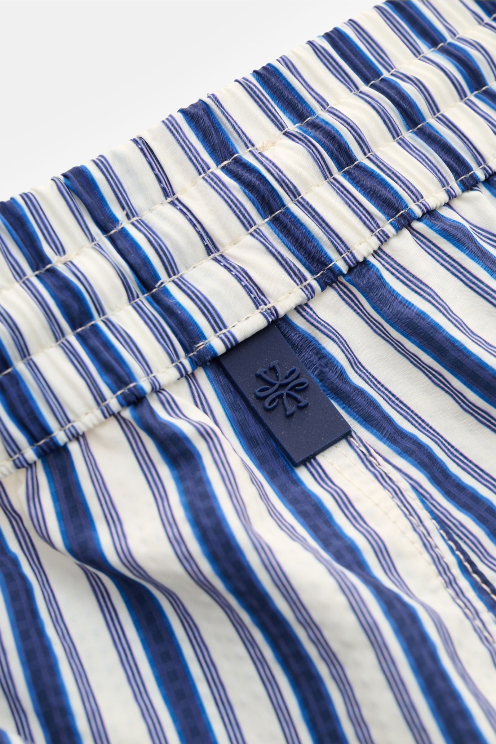 Close-up from above of Jacob Cohen Swim shorts navy/white striped showing elastic waistband and fabric texture.

Perfect for sunny days: These swim shorts by JACOB COHEN combine flowing material with a classic striped design.

High-quality 