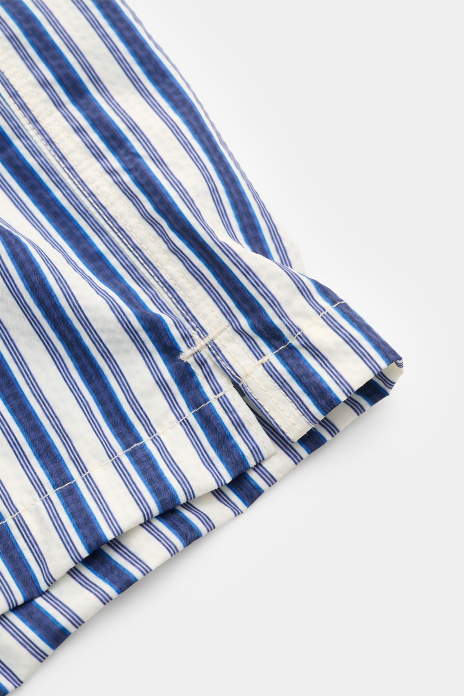 Close-up side view of Jacob Cohen Swim shorts navy/white striped showing fabric texture and hem detail, perfect for sunny days.

Perfect for sunny days: These swim shorts by JACOB COHEN combine flowing material with a classic striped design.

