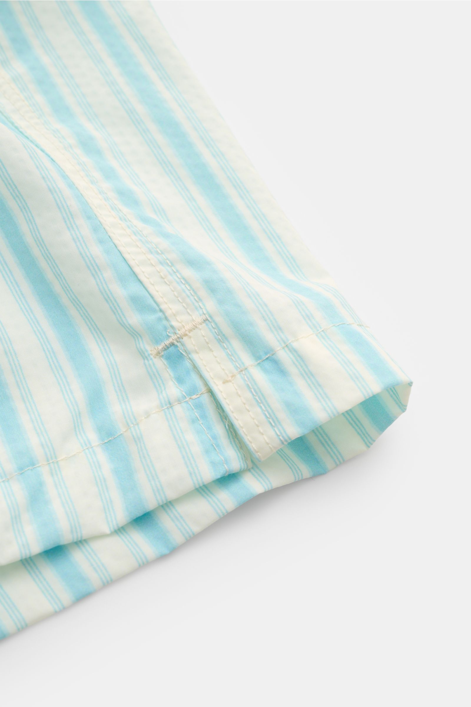 Close-up side view of Jacob Cohen Swim shorts light blue/white striped showing fabric texture and hem details, perfect for sunny days.

Perfect for sunny days: These swim shorts by JACOB COHEN combine flowing material with a classic striped design.