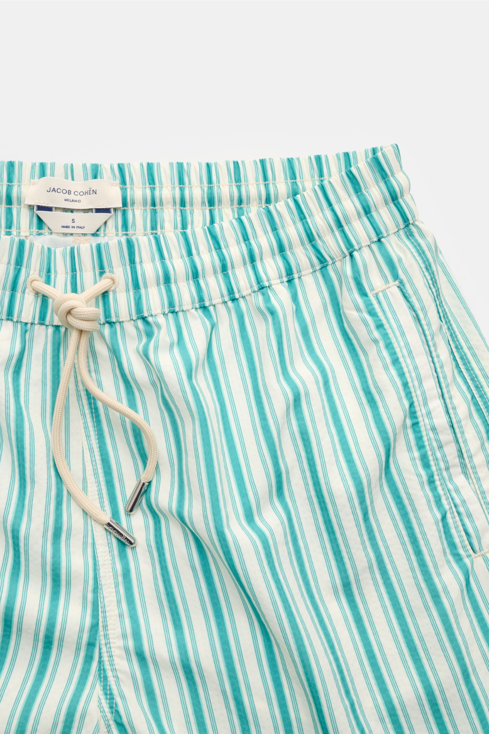 Jacob Cohen Badeshorts türkis/weiß gestreift, aus Microfaser, Regular Fit, elastischer Bund mit Tunnelzug, Fronttaschen, von oben fotografiert.