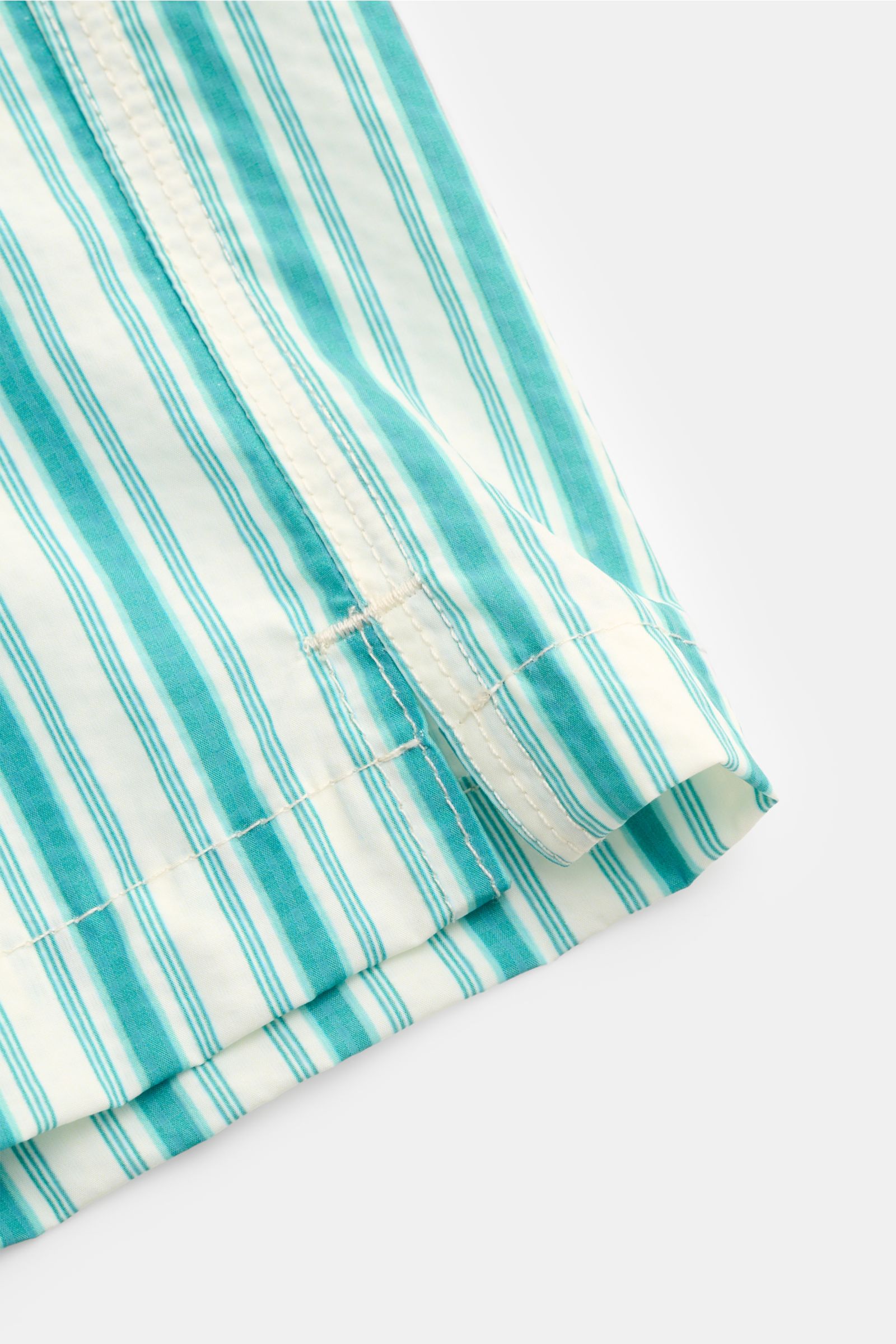 Nahaufnahme der kurzen Saumschlitze der Jacob Cohen Badeshorts türkis/weiß gestreift, Regular Fit aus hochwertiger Microfaser.