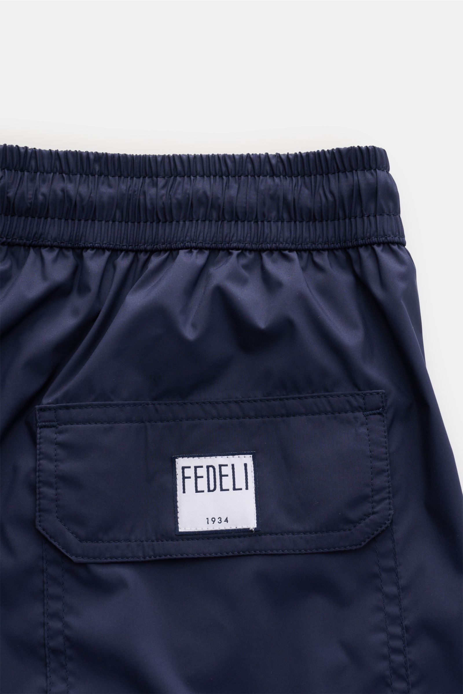 Fedeli Badeshorts 'Madeira Airstop' navy, Detailaufnahme Rückseite mit elastischem Bund, Gesäßtasche, FEDELI-Label, schnelltrocknend, Regular Fit.