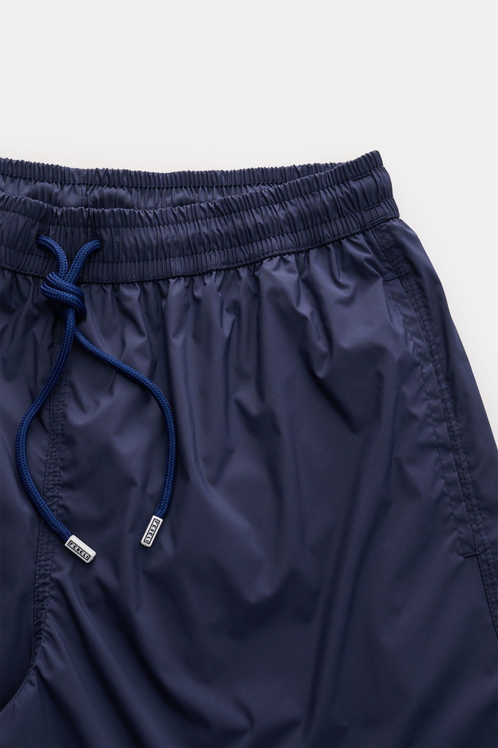 Fedeli Badeshorts 'Madeira Airstop' navy, nahes Detailfoto von elastischem Bund, Tunnelzug, schnelltrocknender Microfaser, Regular Fit, Taschen, Mesh-Innenfutter.