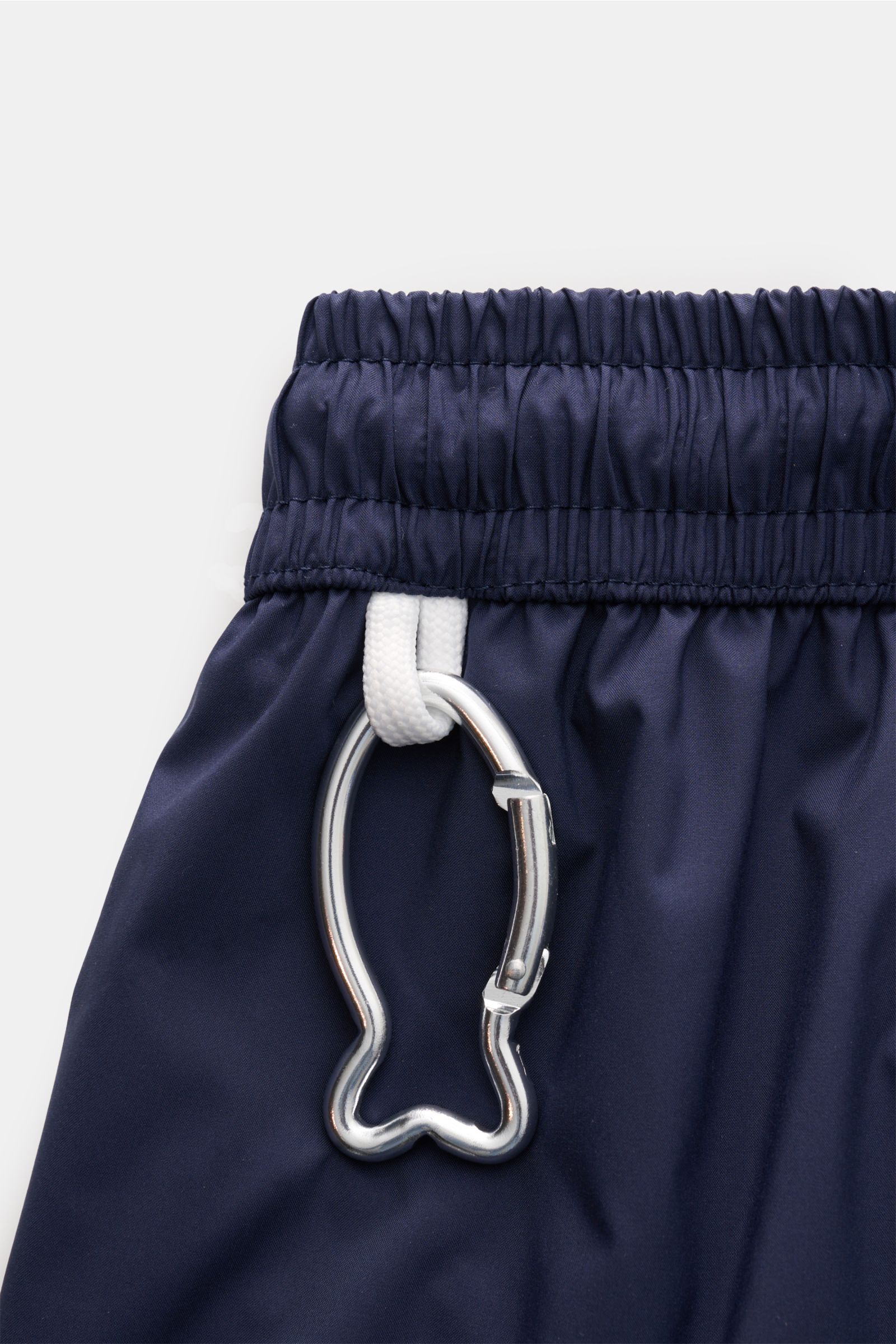 Fedeli Badeshorts 'Madeira Airstop' navy, Detailaufnahme elastischer Bund mit weißem Tunnelzug und Wal-Karabinerhaken, schnelltrocknende Microfaser.