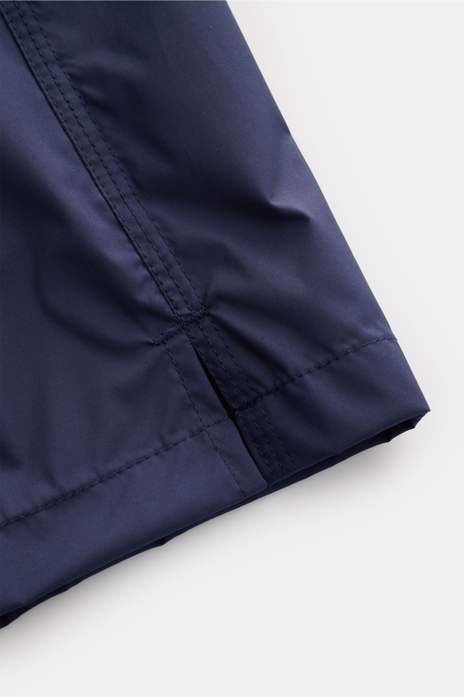 Nahaufnahme der kurzen Saumschlitze der Fedeli Badeshorts 'Madeira Airstop' navy aus schnelltrocknender Microfaser mit Regular Fit.