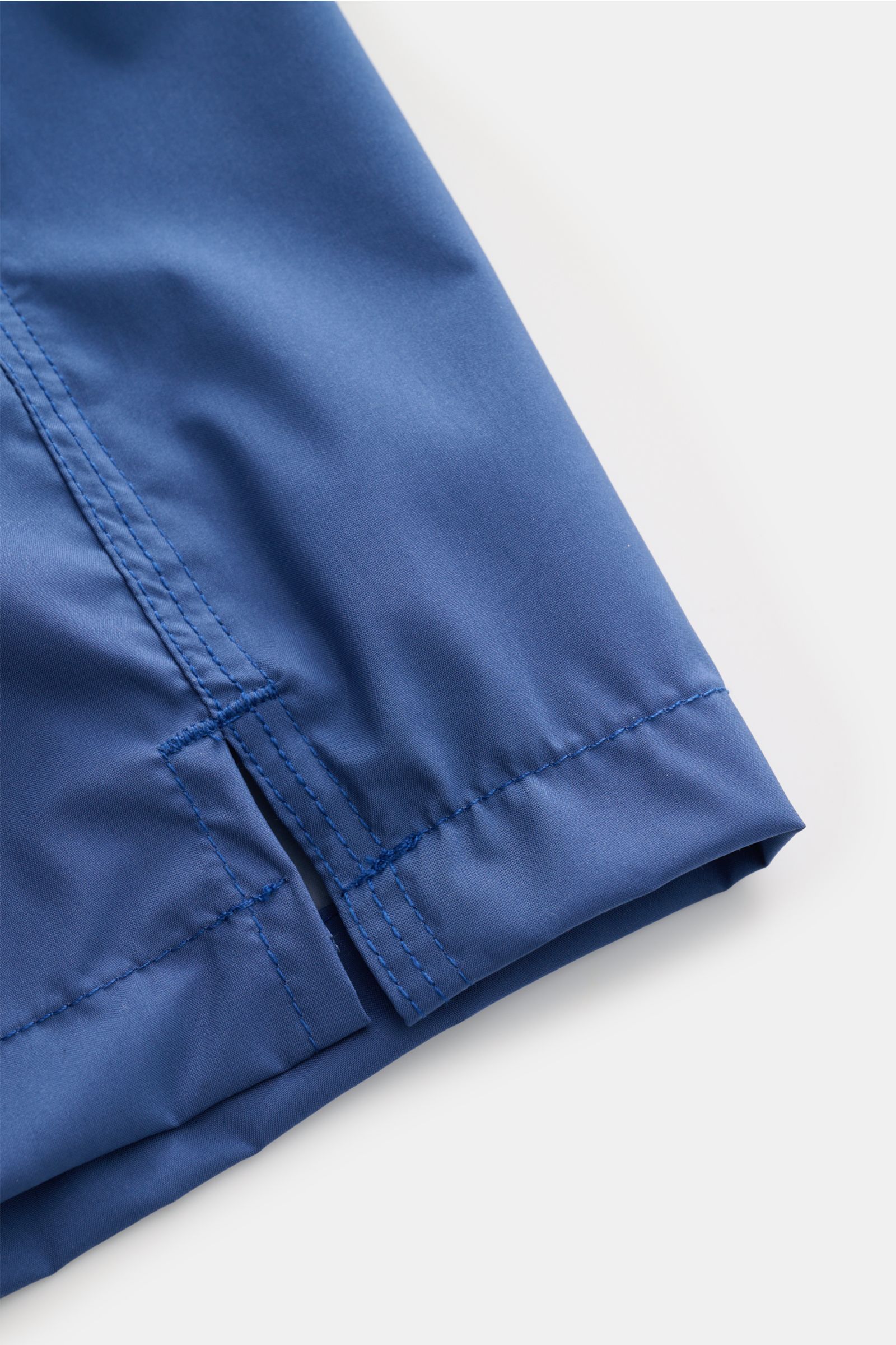 Fedeli Badeshorts 'Madeira Airstop' dunkelblau im Detail, Nahaufnahme von kurzem Saum mit Saumschlitz, schnell trocknende Microfaser, Regular Fit, elastischer Bund.