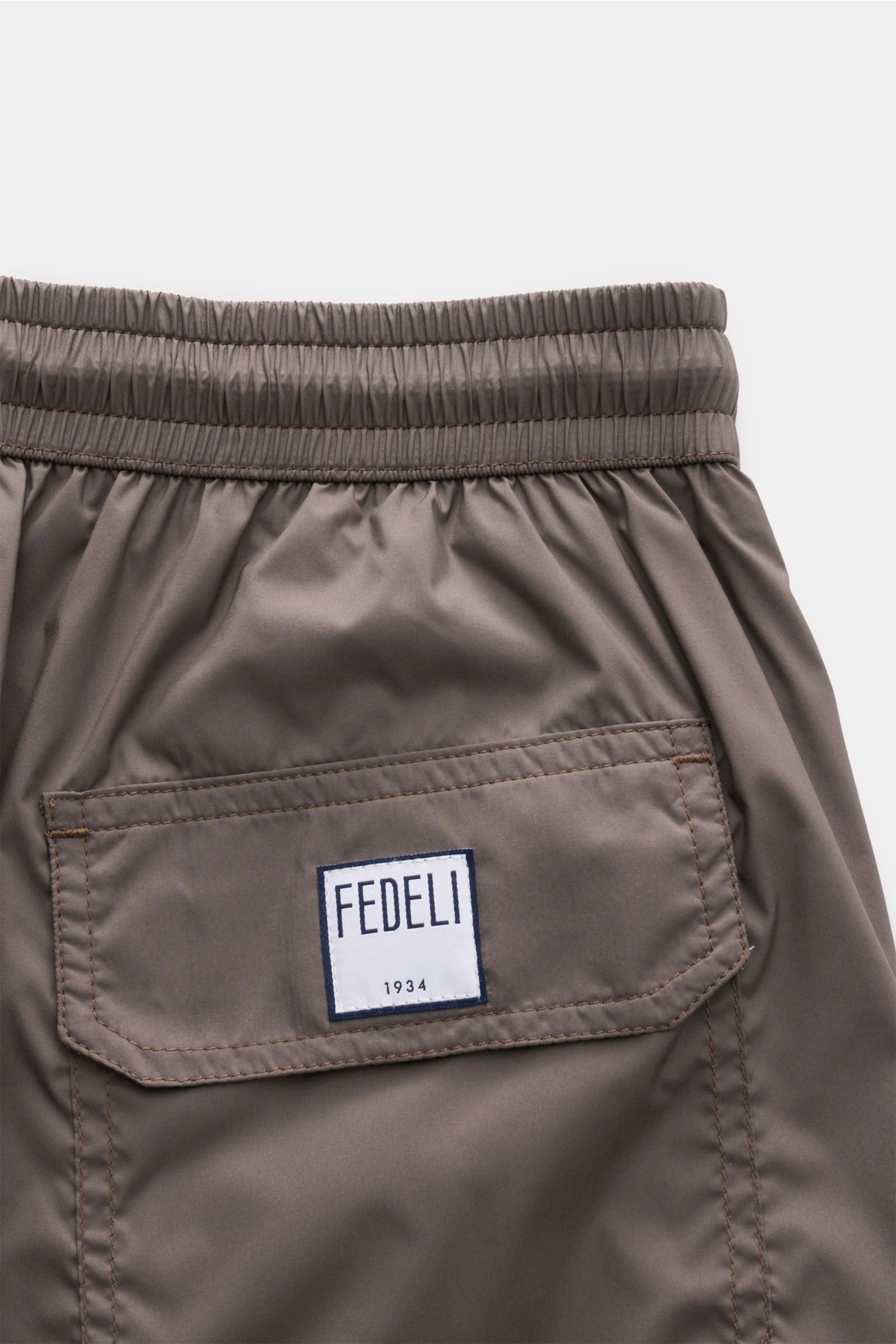 Close-up rear view of Fedeli Swim shorts 'Madeira Airstop' brown showing elasticated waistband and back pocket with FEDELI label.

Description: The swim shorts 'Madeira Airstop' by FEDELI are a timeless model for your suitcase. With their comfortable e