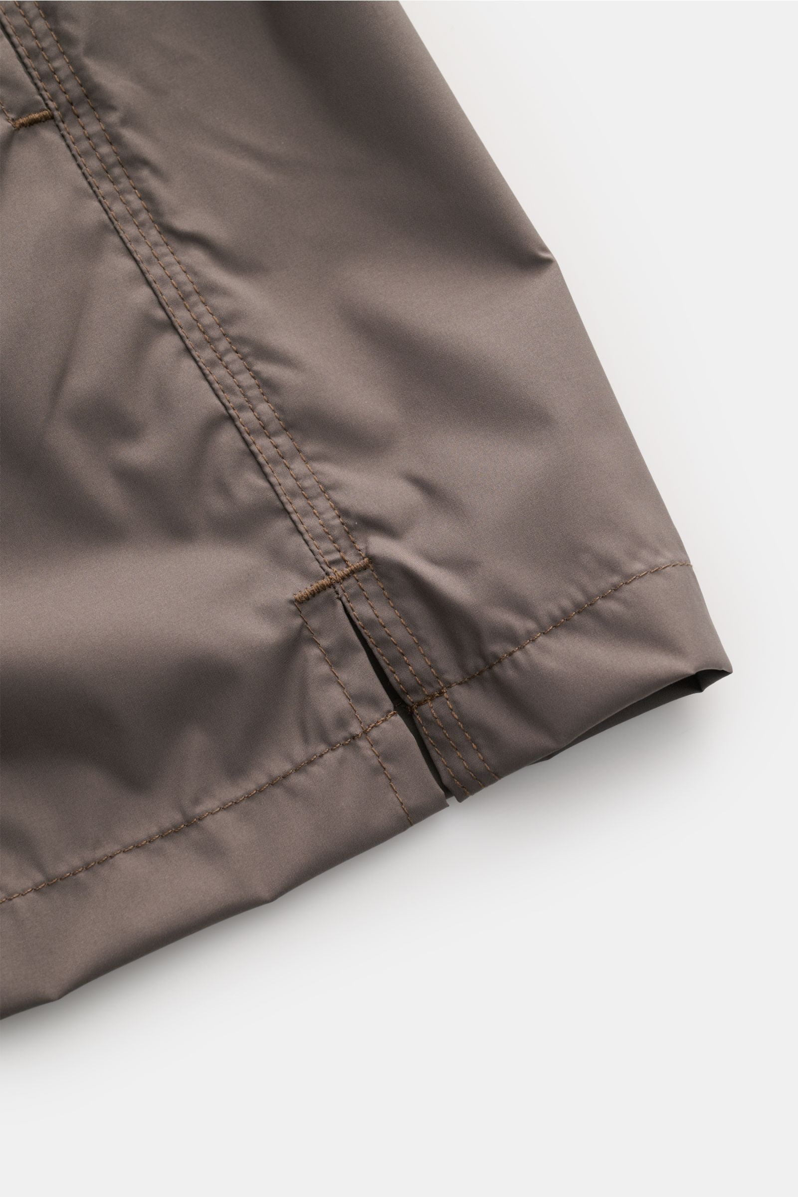 Close-up side hem view of Fedeli Swim shorts 'Madeira Airstop' brown, showing detailed stitching and fabric texture.

Description: The swim shorts 'Madeira Airstop' by FEDELI are a timeless model for your suitcase. With their comfortable elasticated wa