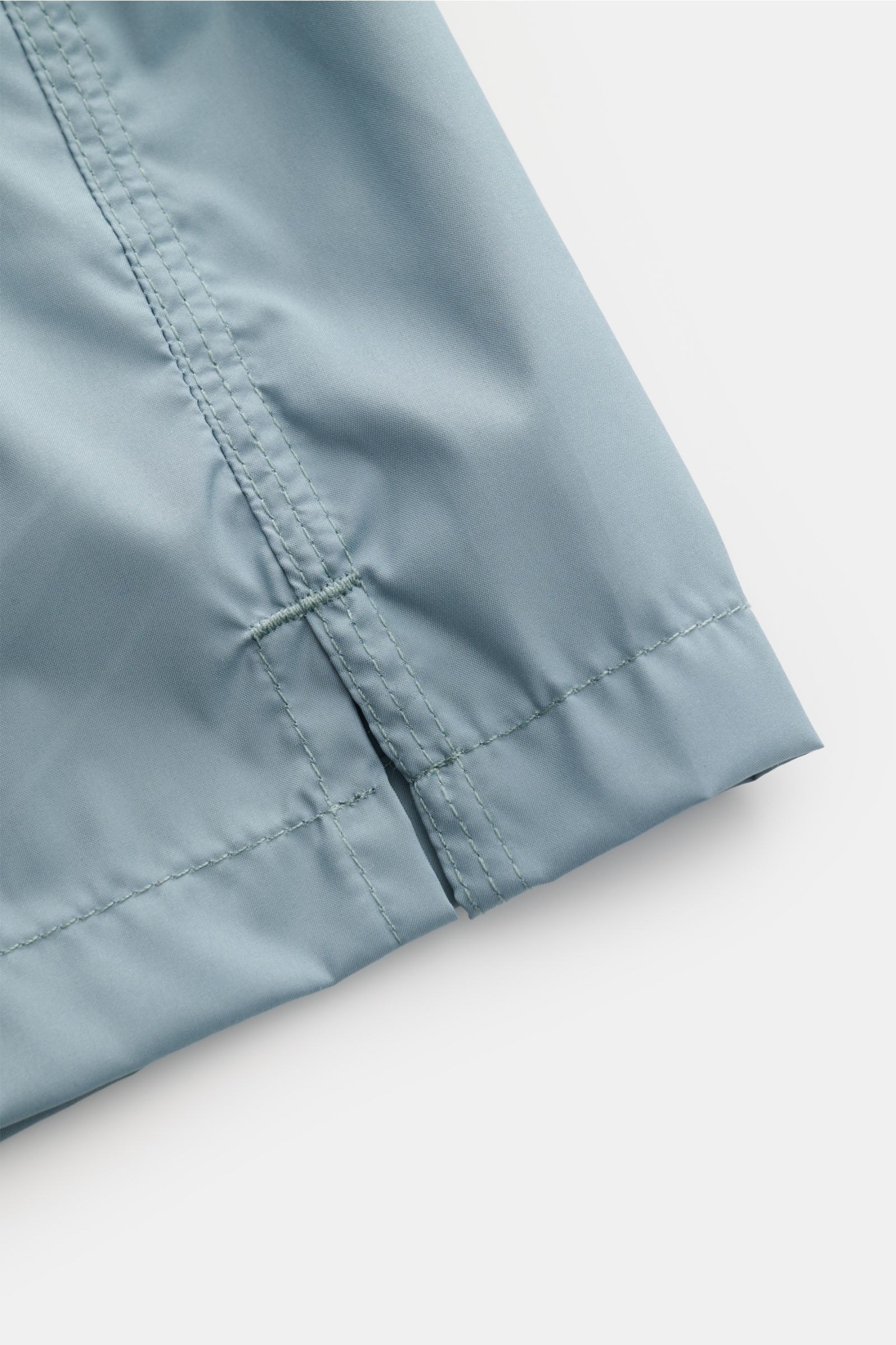 Fedeli Badeshorts 'Madeira Airstop' rauchblau, Detailaufnahme von Saum und kurzem Schlitz, schnelltrocknende Microfaser, Regular Fit.