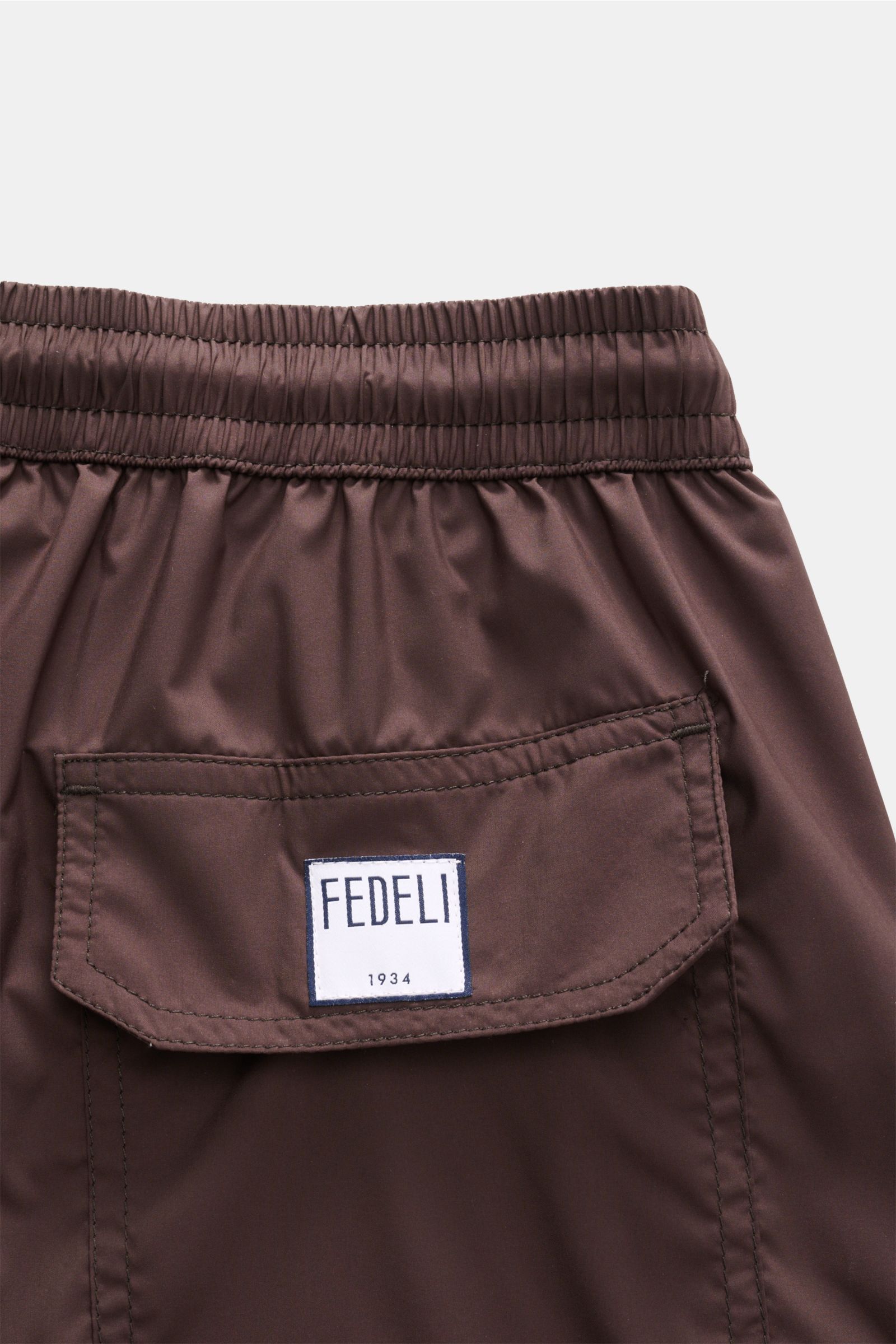 Nahaufnahme der Fedeli Badeshorts 'Madeira Airstop' dunkelbraun von hinten mit elastischem Bund, Gesäßtasche, FEDELI-Label, schnelltrocknender Microfaser.