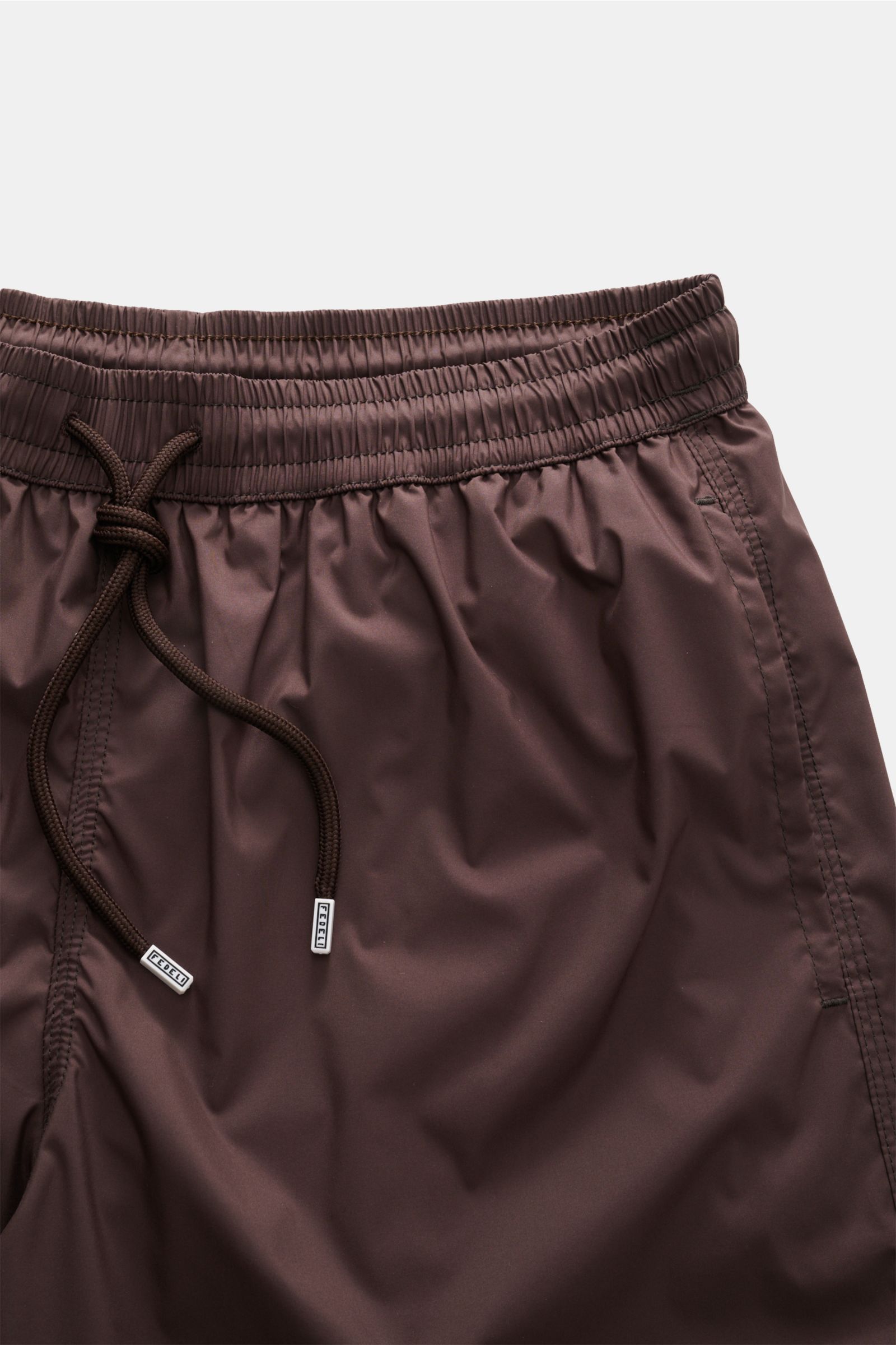 Fedeli Badeshorts 'Madeira Airstop' dunkelbraun, Nahaufnahme elastischer Bund mit Tunnelzug und schnelltrocknender Microfaser, Regular Fit.