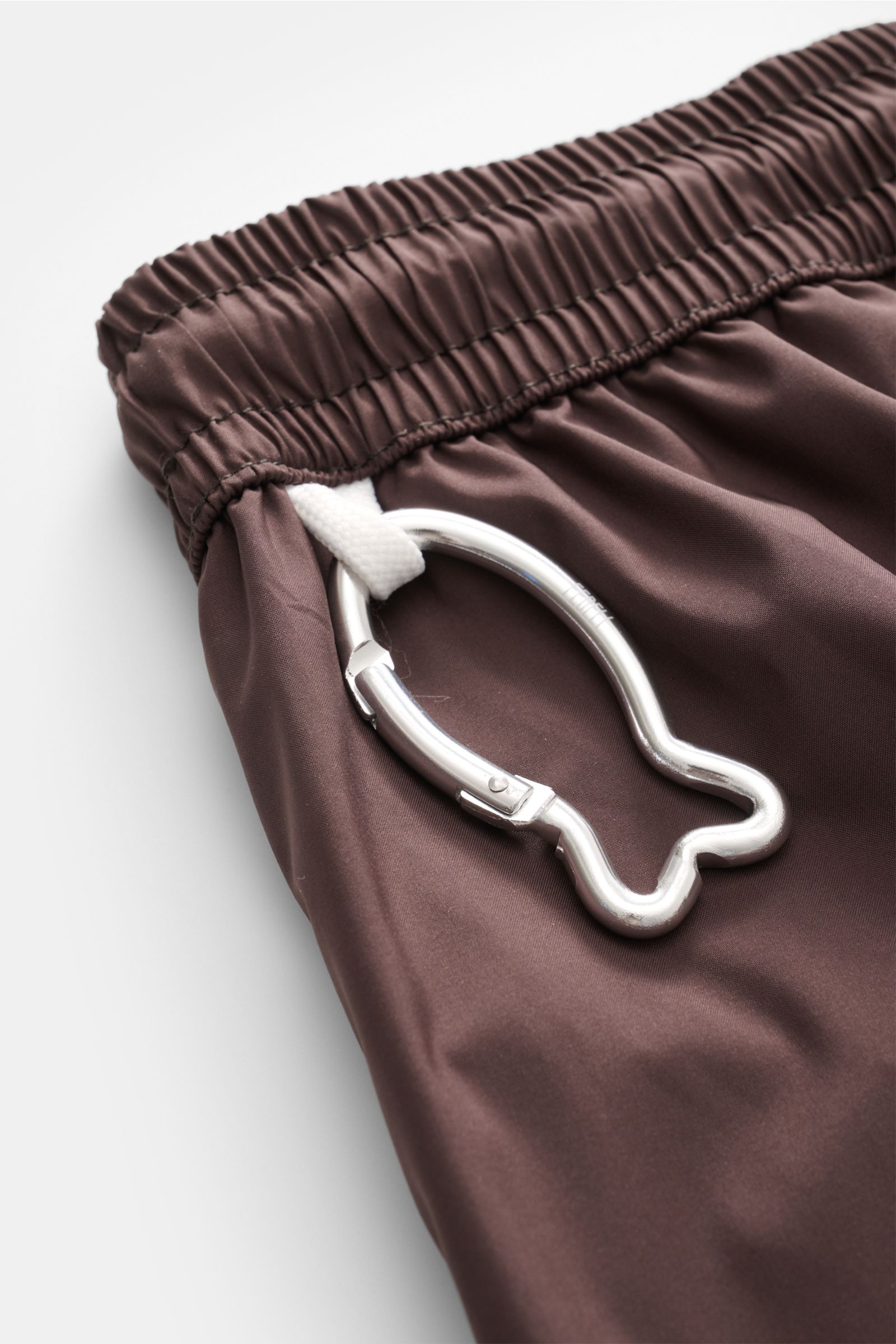 Fedeli Badeshorts 'Madeira Airstop' dunkelbraun im Detail, Nahaufnahme elastischer Bund, Karabinerhaken in Walform, schnelltrocknende Microfaser.