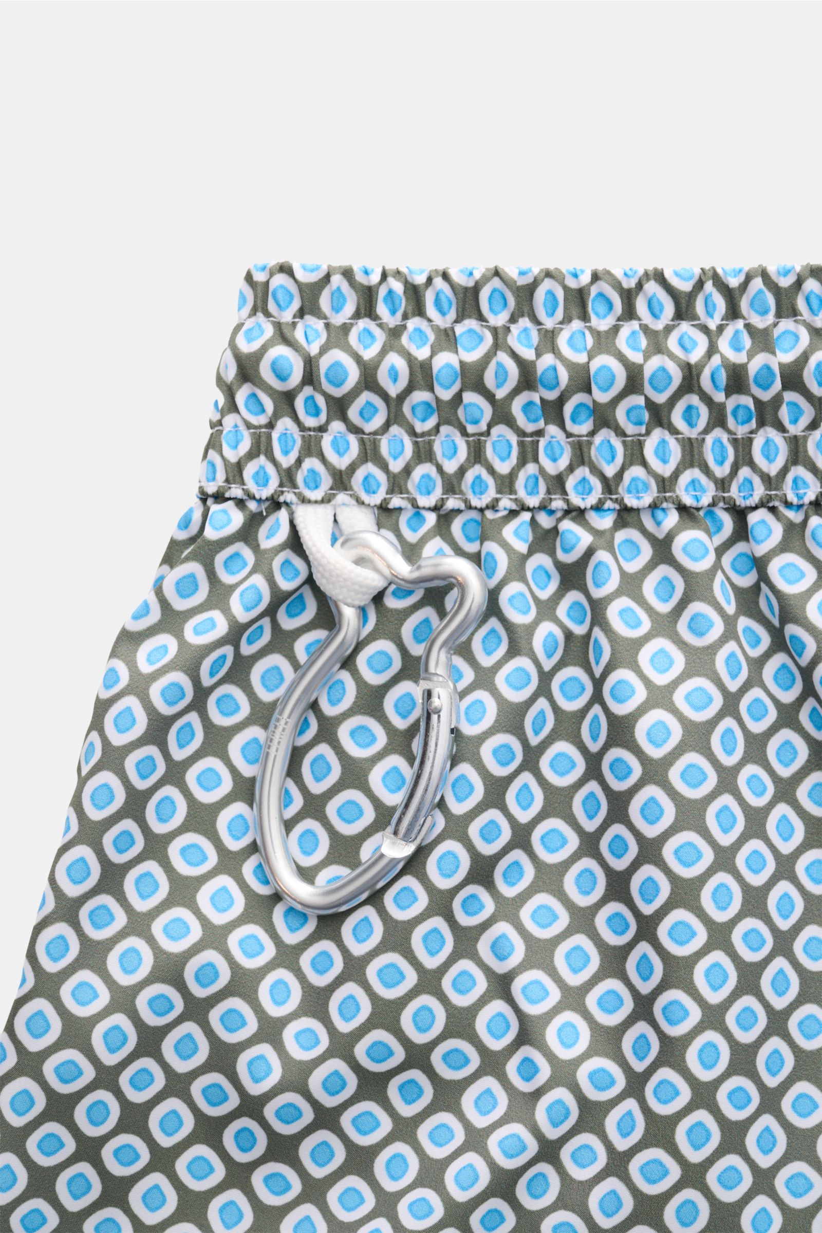 Fedeli Badeshorts 'Madeira Airstop' oliv/blau gemustert, Nahaufnahme von Bund und Karabiner, recycelte Microfaser, schnelltrocknend.