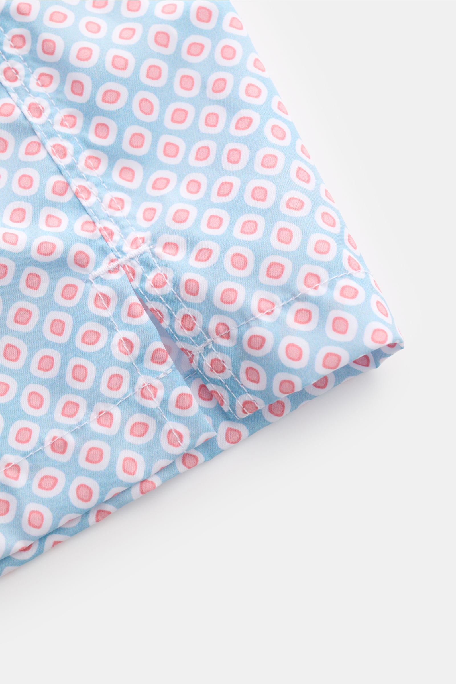 Fedeli Badeshorts 'Madeira Airstop' hellblau/koralle gemustert, Detailaufnahme Saum mit kurzen Schlitzen, recycelte Microfaser, schnelltrocknend.