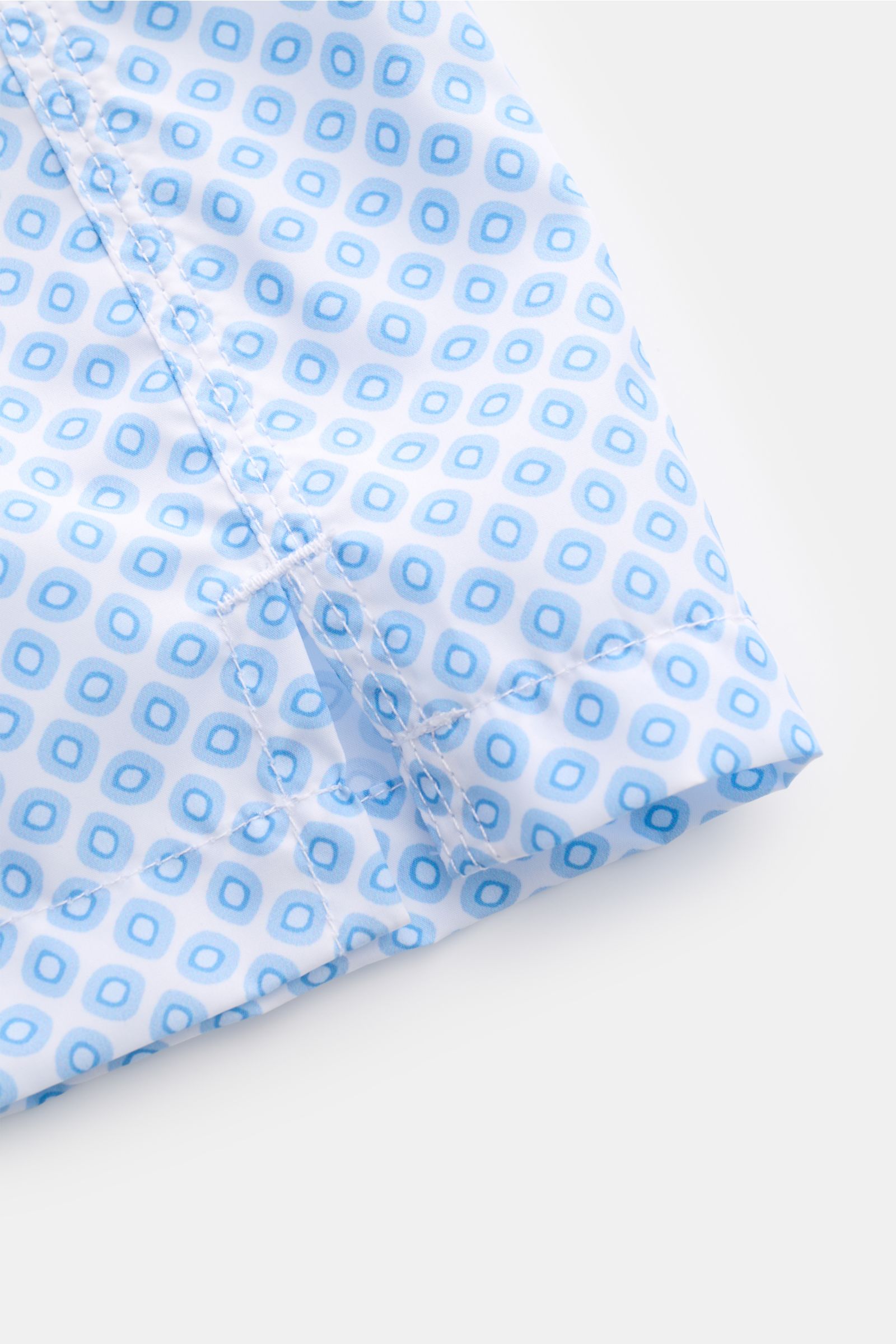 Fedeli Badeshorts 'Madeira Airstop' hellblau/weiß gemustert, Detailansicht Saum mit kurzem Schlitz, recycelte Microfaser, schnelltrocknend, Regular Fit.