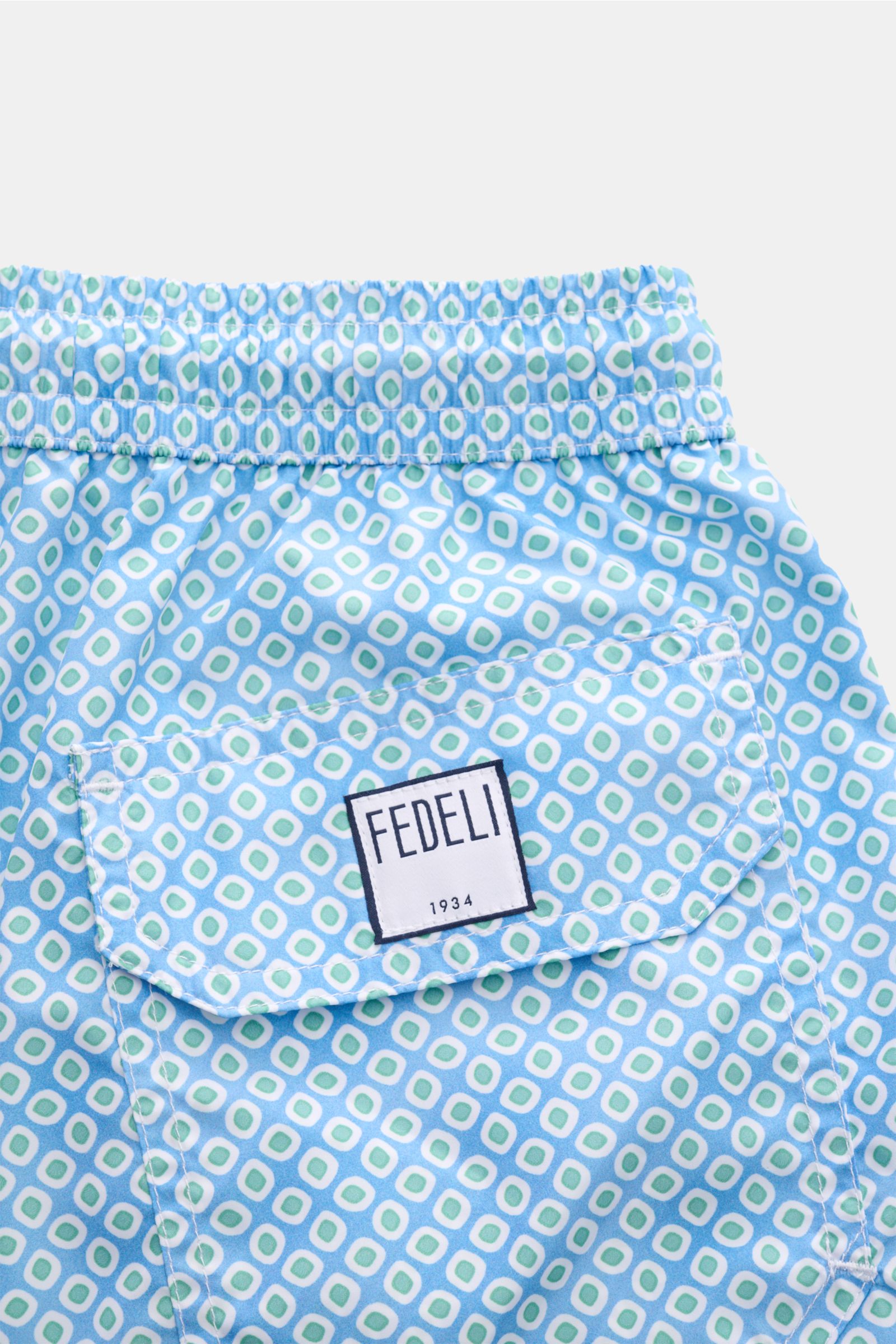 Nahaufnahme der Fedeli Badeshorts 'Madeira Airstop' blau/hellgrün gemustert mit elastischem Bund, Gesäßtasche und FEDELI-Label, seitliche Perspektive.