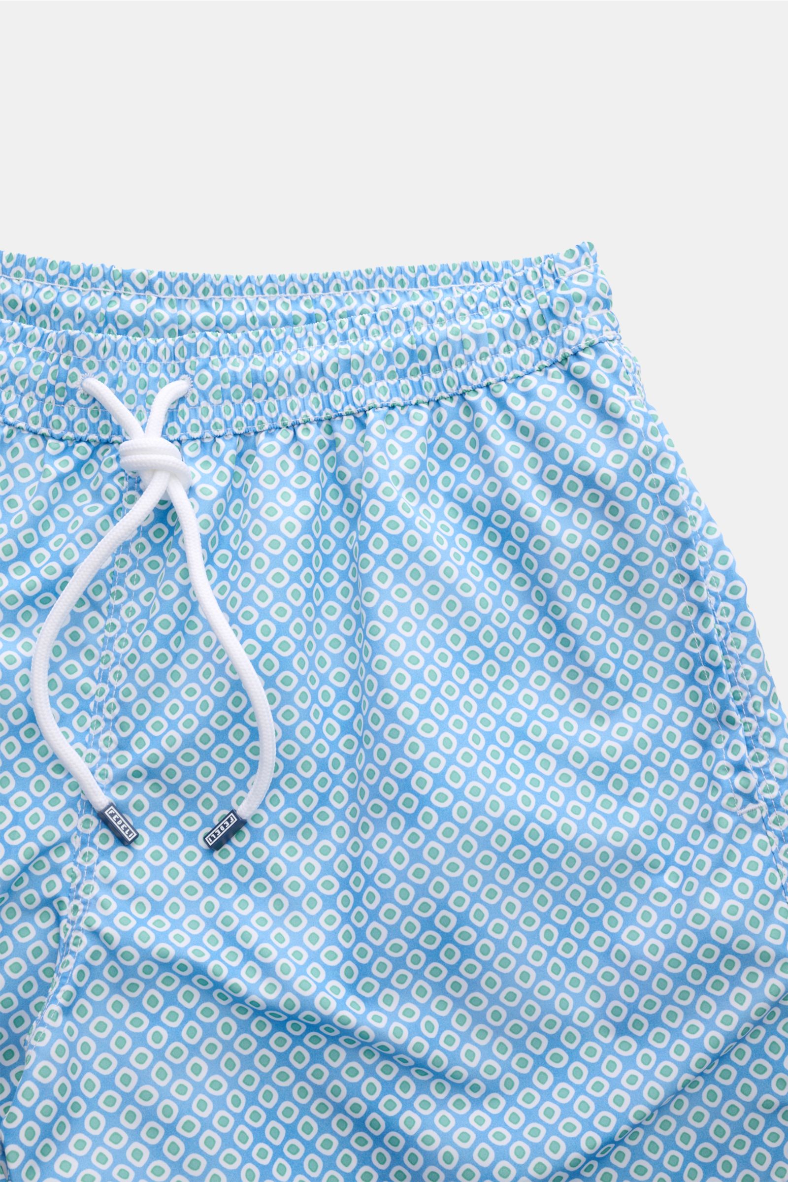 Fedeli Badeshorts 'Madeira Airstop' blau/hellgrün gemustert, Detailaufnahme von oben mit elastischem Bund, Tunnelzug, Taschen und leichtem Print.