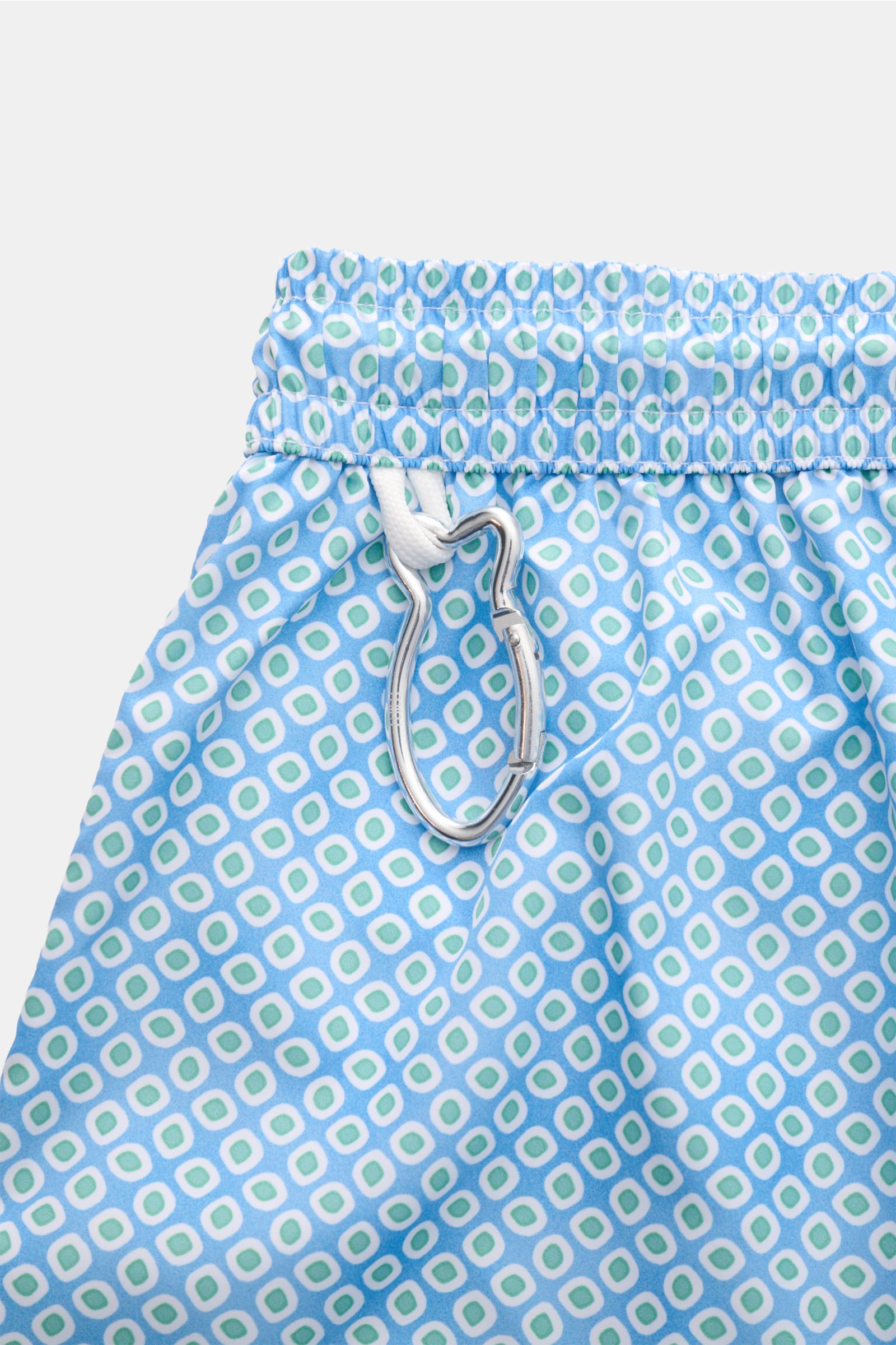 Fedeli Badeshorts 'Madeira Airstop' blau/hellgrün gemustert, Detailaufnahme elastischer Bund mit Karabinerhaken, recycelte Microfaser.