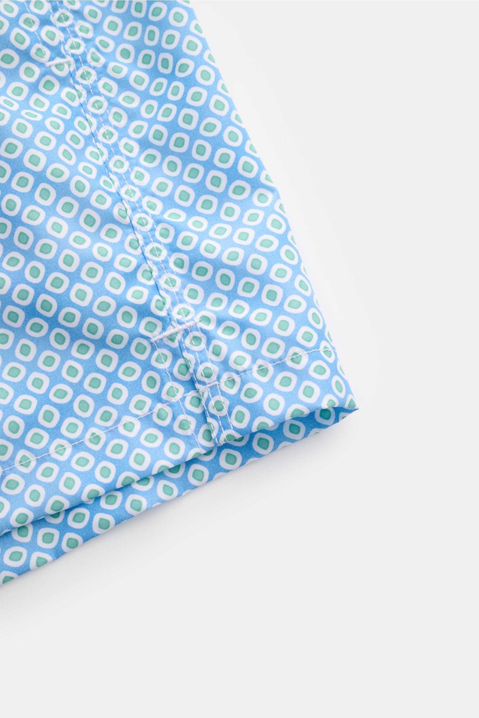 Fedeli Badeshorts 'Madeira Airstop' blau/hellgrün gemustert, Detailansicht Saum mit recycelter Microfaser, schnelltrocknend, Regular Fit.